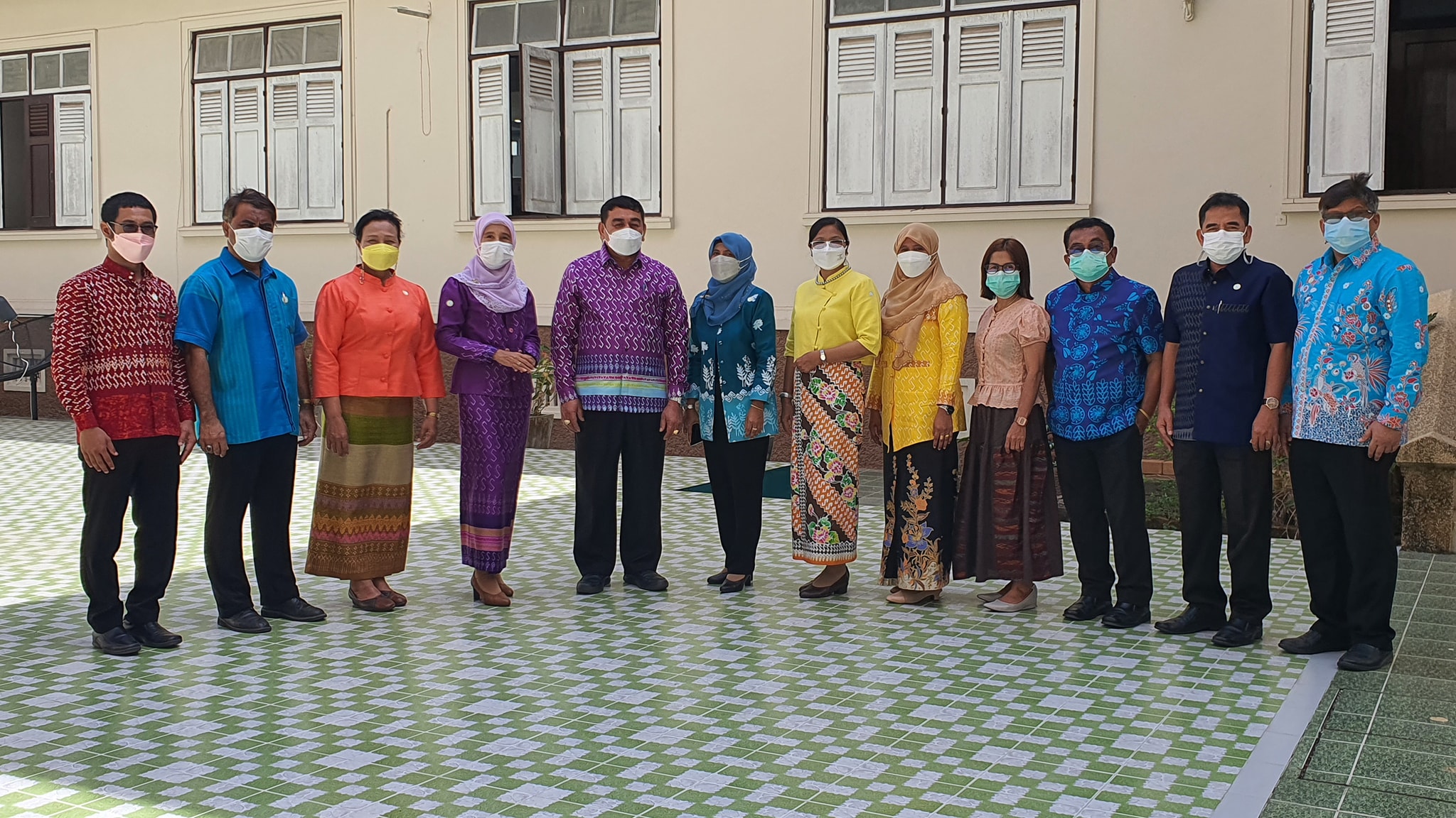 วันศุกร์ สนุกกับผ้าถิ่น ผ้าไทย “ผ้าไทยใส่ให้สนุก” ใส่ทุกวันยิ่งสนุกและงดงาม  นายวัชระ ธรรมปัญญาสกุล พัฒนาการจังหวัดปัตตานี นำข้าราชการและบุคลากร สำนักงานพัฒนาชุมชน 12อำเภอ และสำนักงานพัฒนาชุมชนจังหวัดปัตตานี ร่วมสวมใส่ผ้าไทย ผ้าถิ่น ผ้าพื้นเมือง หลากหลายรูปแบบและเทคนิคการผลิตลายผ้า สวยงาม ปราณีต จากกลุ่มอาชีพในชุมชน