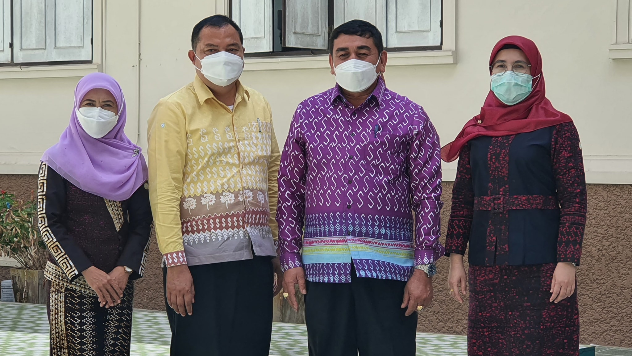 วันศุกร์ สนุกกับผ้าถิ่น ผ้าไทย “ผ้าไทยใส่ให้สนุก” ใส่ทุกวันยิ่งสนุกและงดงาม  นายวัชระ ธรรมปัญญาสกุล พัฒนาการจังหวัดปัตตานี นำข้าราชการและบุคลากร สำนักงานพัฒนาชุมชน 12อำเภอ และสำนักงานพัฒนาชุมชนจังหวัดปัตตานี ร่วมสวมใส่ผ้าไทย ผ้าถิ่น ผ้าพื้นเมือง หลากหลายรูปแบบและเทคนิคการผลิตลายผ้า สวยงาม ปราณีต จากกลุ่มอาชีพในชุมชน