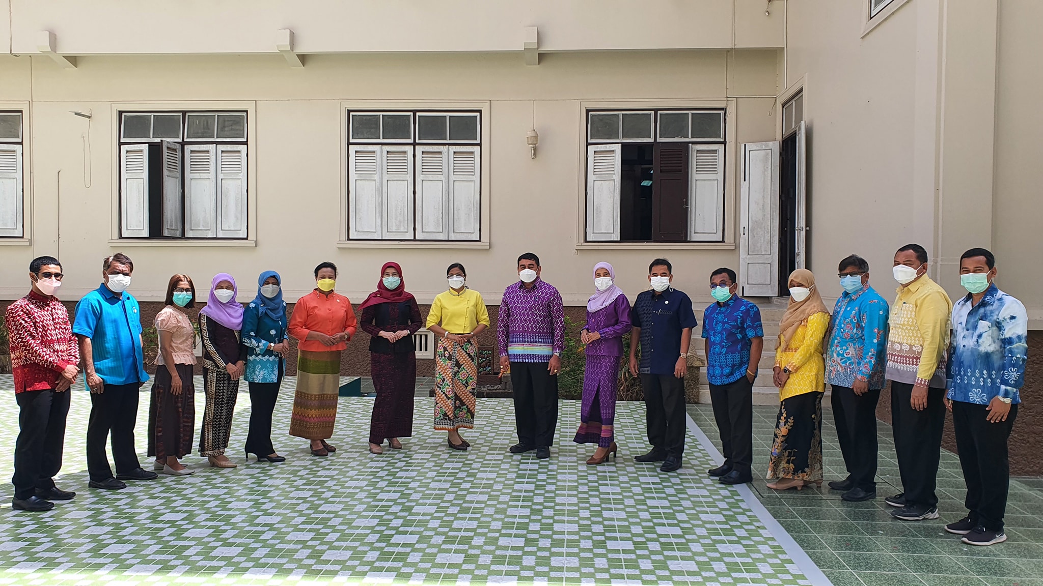 วันศุกร์ สนุกกับผ้าถิ่น ผ้าไทย “ผ้าไทยใส่ให้สนุก” ใส่ทุกวันยิ่งสนุกและงดงาม  นายวัชระ ธรรมปัญญาสกุล พัฒนาการจังหวัดปัตตานี นำข้าราชการและบุคลากร สำนักงานพัฒนาชุมชน 12อำเภอ และสำนักงานพัฒนาชุมชนจังหวัดปัตตานี ร่วมสวมใส่ผ้าไทย ผ้าถิ่น ผ้าพื้นเมือง หลากหลายรูปแบบและเทคนิคการผลิตลายผ้า สวยงาม ปราณีต จากกลุ่มอาชีพในชุมชน