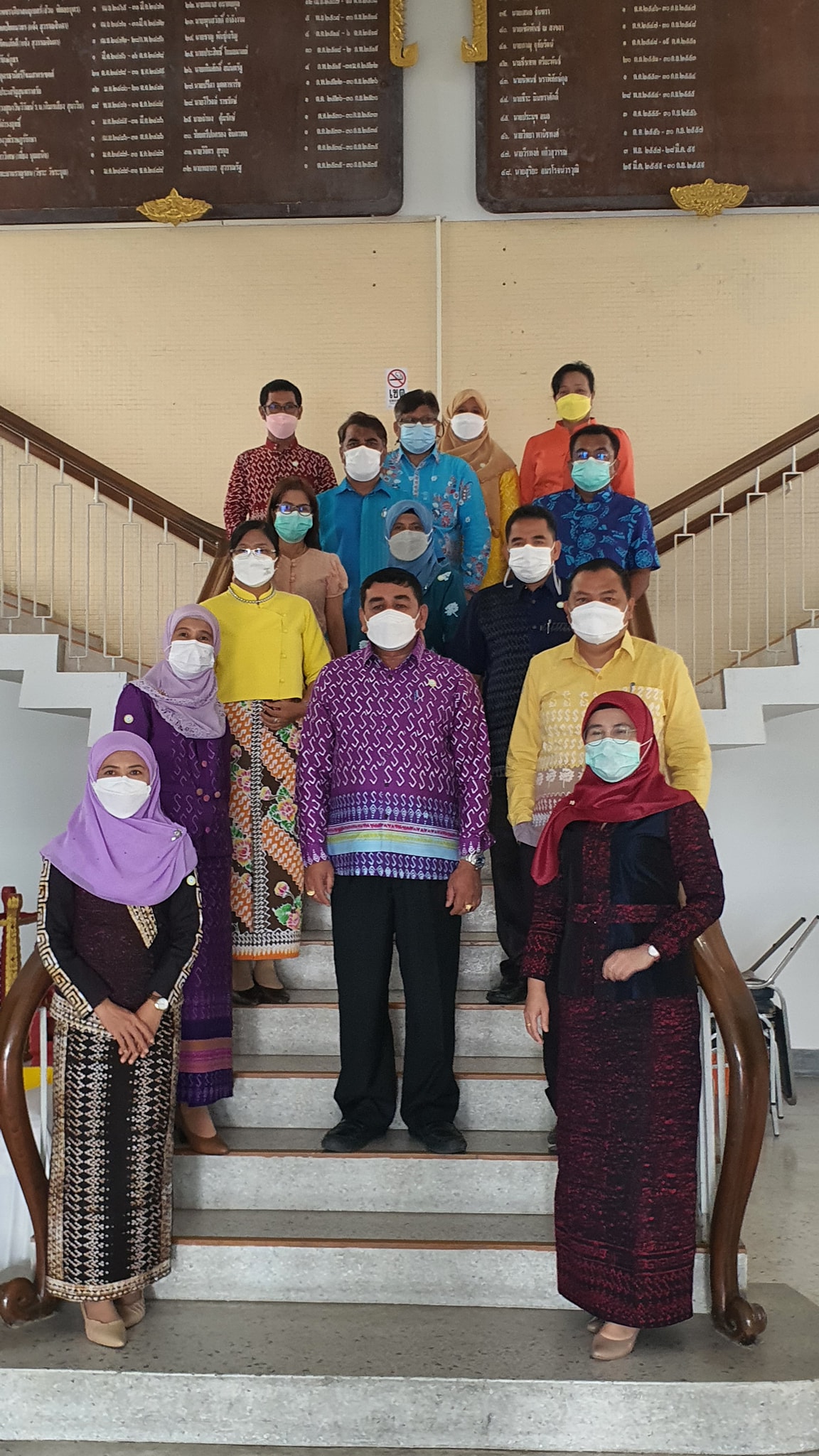 วันศุกร์ สนุกกับผ้าถิ่น ผ้าไทย “ผ้าไทยใส่ให้สนุก” ใส่ทุกวันยิ่งสนุกและงดงาม  นายวัชระ ธรรมปัญญาสกุล พัฒนาการจังหวัดปัตตานี นำข้าราชการและบุคลากร สำนักงานพัฒนาชุมชน 12อำเภอ และสำนักงานพัฒนาชุมชนจังหวัดปัตตานี ร่วมสวมใส่ผ้าไทย ผ้าถิ่น ผ้าพื้นเมือง หลากหลายรูปแบบและเทคนิคการผลิตลายผ้า สวยงาม ปราณีต จากกลุ่มอาชีพในชุมชน