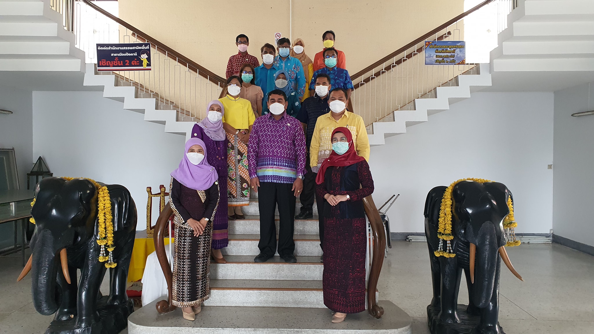 วันศุกร์ สนุกกับผ้าถิ่น ผ้าไทย “ผ้าไทยใส่ให้สนุก” ใส่ทุกวันยิ่งสนุกและงดงาม  นายวัชระ ธรรมปัญญาสกุล พัฒนาการจังหวัดปัตตานี นำข้าราชการและบุคลากร สำนักงานพัฒนาชุมชน 12อำเภอ และสำนักงานพัฒนาชุมชนจังหวัดปัตตานี ร่วมสวมใส่ผ้าไทย ผ้าถิ่น ผ้าพื้นเมือง หลากหลายรูปแบบและเทคนิคการผลิตลายผ้า สวยงาม ปราณีต จากกลุ่มอาชีพในชุมชน