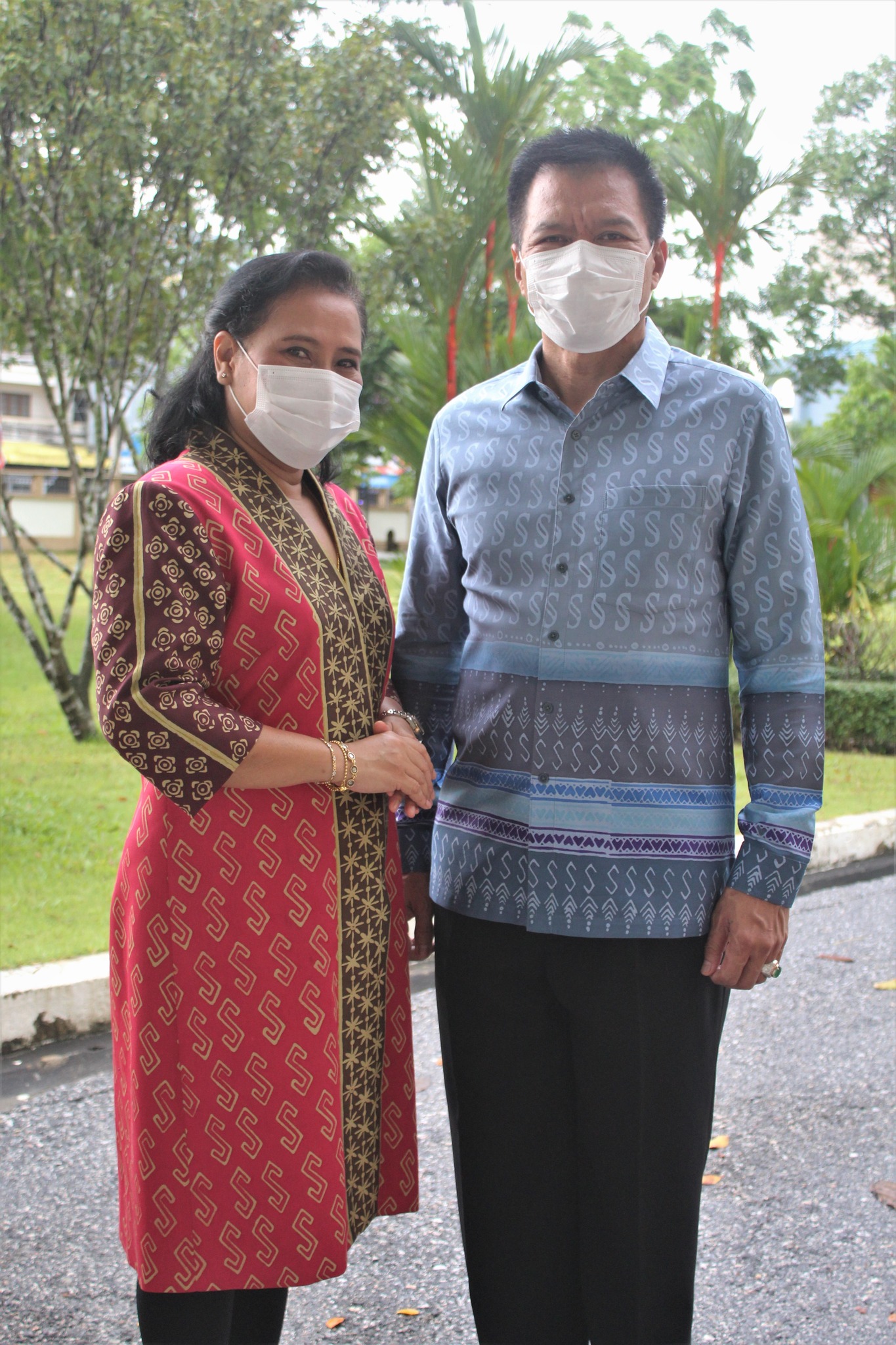 ผู้ว่าฯ ปัตตานี ร่วมเชิดชูความงดงามของผ้าไทย ผ้าถิ่น ผ้าพื้นเมือง เพิ่มคุณค่าด้วยเรื่องราวและความหมายที่งดงาม ยกระดับผ้าไทยให้มีความร่วมสมัย ก้าวสู่ระดับสากล กระจายรายได้สู่ชุมชน