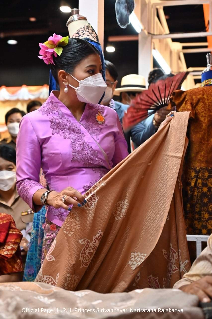 ผู้ว่าฯปัตตานี นายนิพันธ์ บุญหลวง นำผู้ประกอบการ OTOP และข้าราชการ เฝ้ารับเสด็จ สมเด็จพระเจ้าลูกเธอ เจ้าฟ้าสิริวัณณวรี นารีรัตนราชกัญญา เสด็จทอดพระเนตรผลิตภัณฑ์ผ้าและงานหัตถกรรมชุมชนภาคใต้ ณ ศูนย์ประชุมนานาชาติ ฉลองสิริราชสมบัติครบ 60 ปี มหาวิทยาลัยสงขลานครินทร์ วิทยาเขตหาดใหญ่