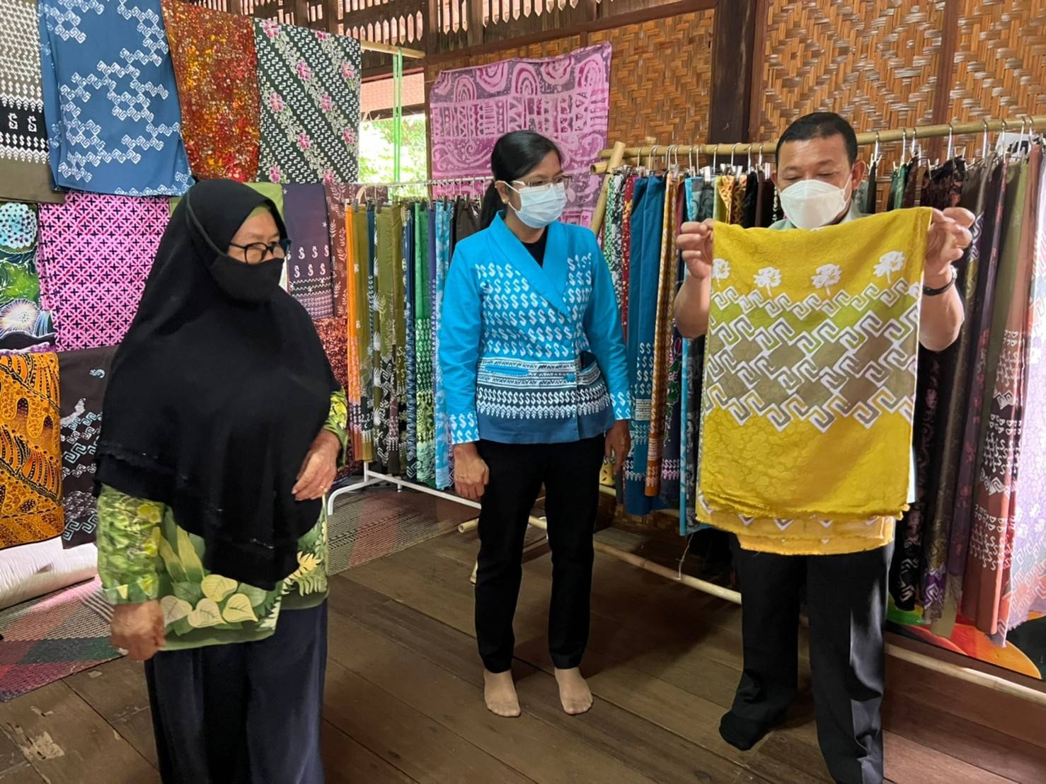 ผู้ตรวจราชการกรมการพัฒนาชุมชน เยี่ยมชมงานศิลปะวาดลายและการพิมพ์ลายบนผืนผ้า “กลุ่มยาริงบาติก” อำเภอยะหริ่ง