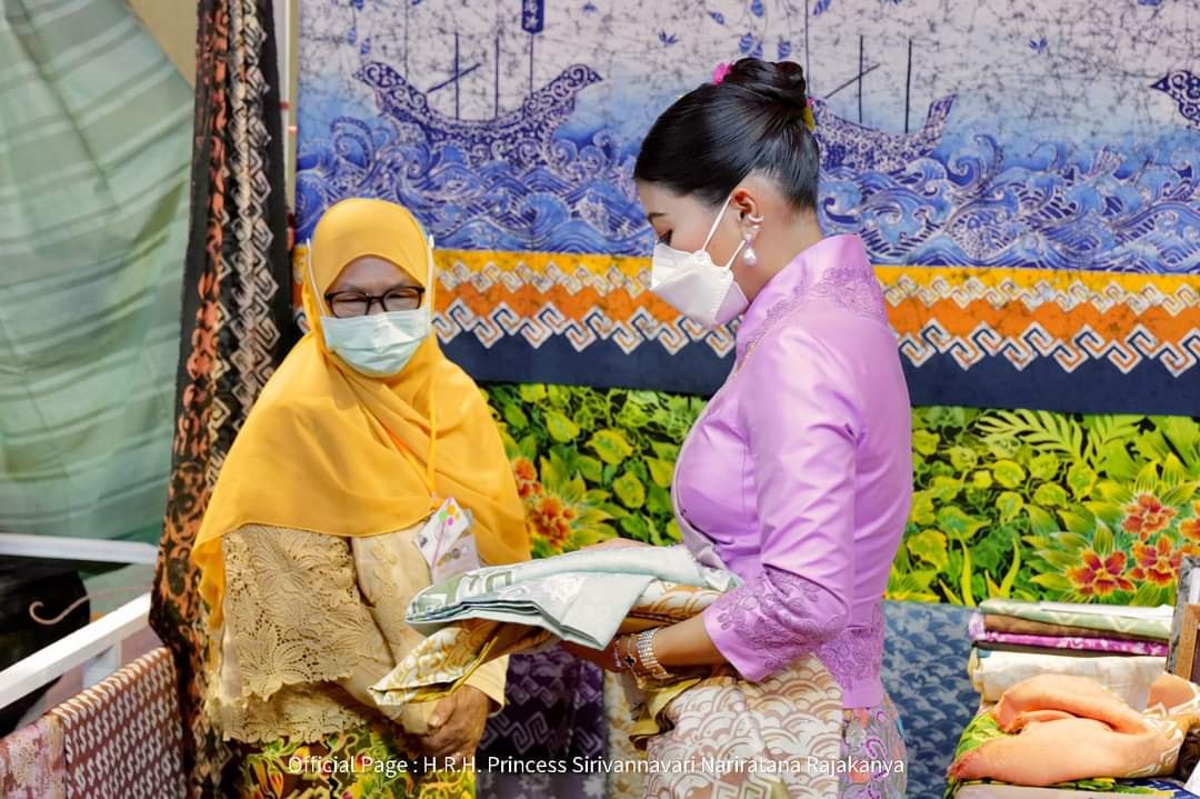 ผู้ว่าฯปัตตานี นายนิพันธ์ บุญหลวง นำผู้ประกอบการ OTOP และข้าราชการ เฝ้ารับเสด็จ สมเด็จพระเจ้าลูกเธอ เจ้าฟ้าสิริวัณณวรี นารีรัตนราชกัญญา เสด็จทอดพระเนตรผลิตภัณฑ์ผ้าและงานหัตถกรรมชุมชนภาคใต้ ณ ศูนย์ประชุมนานาชาติ ฉลองสิริราชสมบัติครบ 60 ปี มหาวิทยาลัยสงขลานครินทร์ วิทยาเขตหาดใหญ่