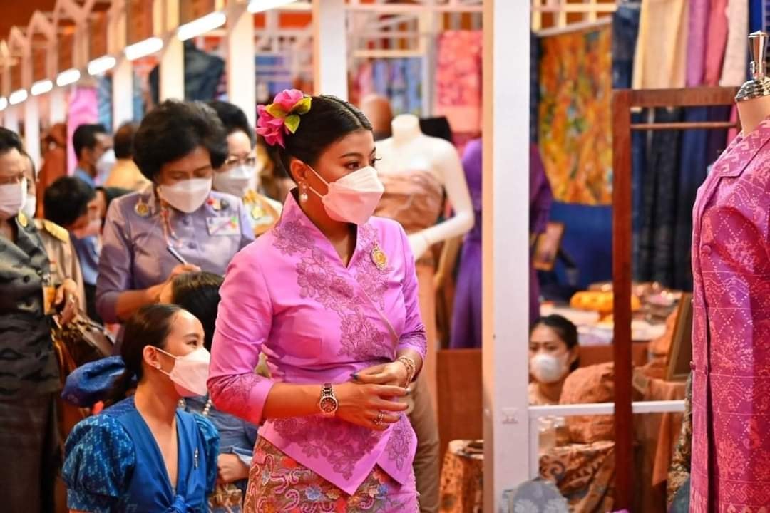 ผู้ว่าฯปัตตานี นายนิพันธ์ บุญหลวง นำผู้ประกอบการ OTOP และข้าราชการ เฝ้ารับเสด็จ สมเด็จพระเจ้าลูกเธอ เจ้าฟ้าสิริวัณณวรี นารีรัตนราชกัญญา เสด็จทอดพระเนตรผลิตภัณฑ์ผ้าและงานหัตถกรรมชุมชนภาคใต้ ณ ศูนย์ประชุมนานาชาติ ฉลองสิริราชสมบัติครบ 60 ปี มหาวิทยาลัยสงขลานครินทร์ วิทยาเขตหาดใหญ่