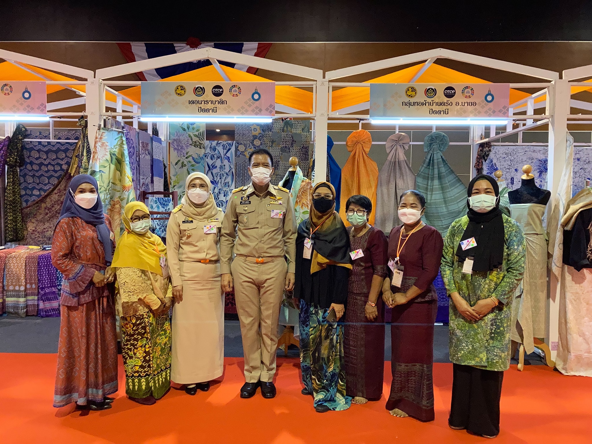 ผู้ว่าฯปัตตานี นายนิพันธ์ บุญหลวง นำผู้ประกอบการ OTOP และข้าราชการ เฝ้ารับเสด็จ สมเด็จพระเจ้าลูกเธอ เจ้าฟ้าสิริวัณณวรี นารีรัตนราชกัญญา เสด็จทอดพระเนตรผลิตภัณฑ์ผ้าและงานหัตถกรรมชุมชนภาคใต้ ณ ศูนย์ประชุมนานาชาติ ฉลองสิริราชสมบัติครบ 60 ปี มหาวิทยาลัยสงขลานครินทร์ วิทยาเขตหาดใหญ่