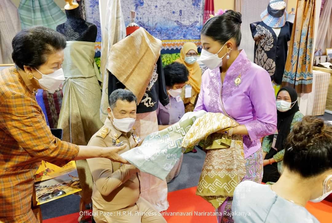 ผู้ว่าฯปัตตานี นายนิพันธ์ บุญหลวง นำผู้ประกอบการ OTOP และข้าราชการ เฝ้ารับเสด็จ สมเด็จพระเจ้าลูกเธอ เจ้าฟ้าสิริวัณณวรี นารีรัตนราชกัญญา เสด็จทอดพระเนตรผลิตภัณฑ์ผ้าและงานหัตถกรรมชุมชนภาคใต้ ณ ศูนย์ประชุมนานาชาติ ฉลองสิริราชสมบัติครบ 60 ปี มหาวิทยาลัยสงขลานครินทร์ วิทยาเขตหาดใหญ่