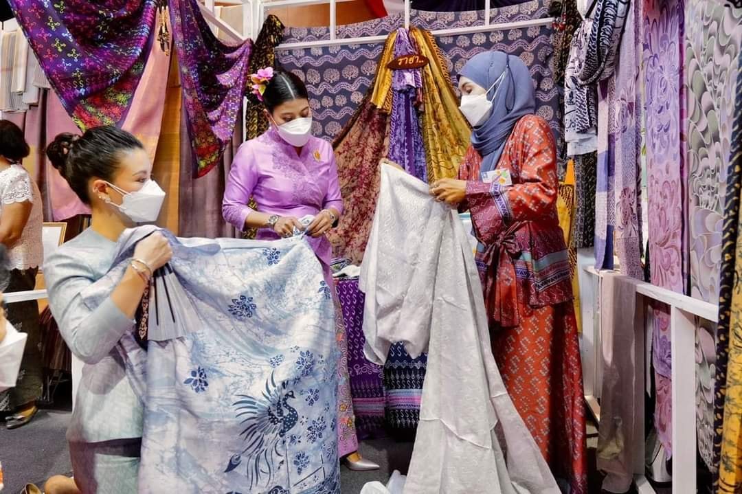 ผู้ว่าฯปัตตานี นายนิพันธ์ บุญหลวง นำผู้ประกอบการ OTOP และข้าราชการ เฝ้ารับเสด็จ สมเด็จพระเจ้าลูกเธอ เจ้าฟ้าสิริวัณณวรี นารีรัตนราชกัญญา เสด็จทอดพระเนตรผลิตภัณฑ์ผ้าและงานหัตถกรรมชุมชนภาคใต้ ณ ศูนย์ประชุมนานาชาติ ฉลองสิริราชสมบัติครบ 60 ปี มหาวิทยาลัยสงขลานครินทร์ วิทยาเขตหาดใหญ่