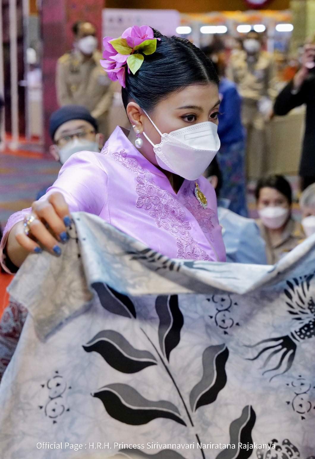 ผู้ว่าฯปัตตานี นายนิพันธ์ บุญหลวง นำผู้ประกอบการ OTOP และข้าราชการ เฝ้ารับเสด็จ สมเด็จพระเจ้าลูกเธอ เจ้าฟ้าสิริวัณณวรี นารีรัตนราชกัญญา เสด็จทอดพระเนตรผลิตภัณฑ์ผ้าและงานหัตถกรรมชุมชนภาคใต้ ณ ศูนย์ประชุมนานาชาติ ฉลองสิริราชสมบัติครบ 60 ปี มหาวิทยาลัยสงขลานครินทร์ วิทยาเขตหาดใหญ่