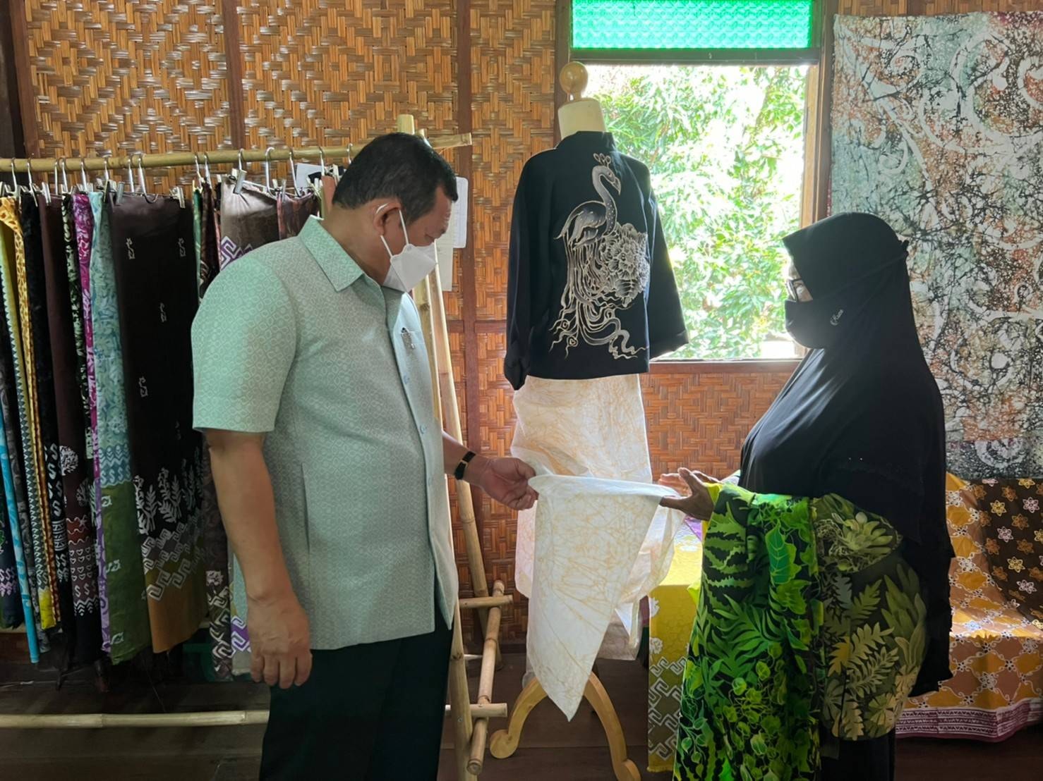 ผู้ตรวจราชการกรมการพัฒนาชุมชน เยี่ยมชมงานศิลปะวาดลายและการพิมพ์ลายบนผืนผ้า “กลุ่มยาริงบาติก” อำเภอยะหริ่ง