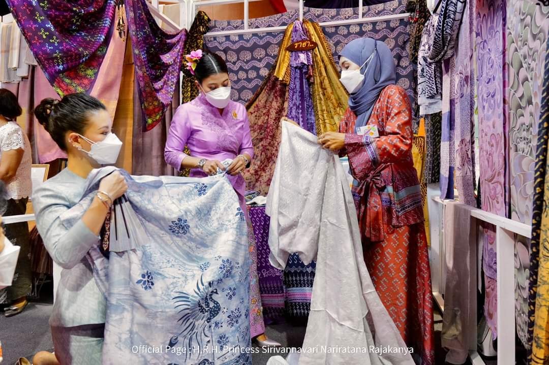 ผู้ว่าฯปัตตานี นายนิพันธ์ บุญหลวง นำผู้ประกอบการ OTOP และข้าราชการ เฝ้ารับเสด็จ สมเด็จพระเจ้าลูกเธอ เจ้าฟ้าสิริวัณณวรี นารีรัตนราชกัญญา เสด็จทอดพระเนตรผลิตภัณฑ์ผ้าและงานหัตถกรรมชุมชนภาคใต้ ณ ศูนย์ประชุมนานาชาติ ฉลองสิริราชสมบัติครบ 60 ปี มหาวิทยาลัยสงขลานครินทร์ วิทยาเขตหาดใหญ่