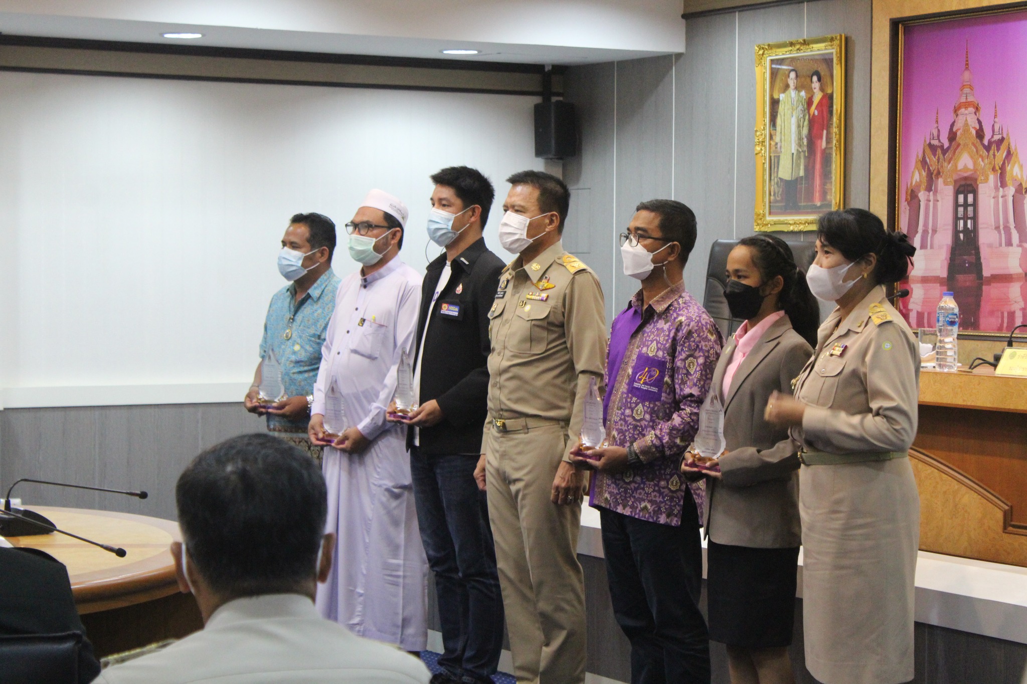 ผู้ว่าฯ ปัตตานี เชิญชวนทุกภาคส่วน ร่วมรณรงค์และส่งเสริมการสวมใส่ผ้าไทย ผ้าถิ่น ผ้าพื้นเมือง ตามแนวพระราชดำริ สมเด็จพระเจ้าลูกเธอเจ้าฟ้าสิริวัณณวรี นารีรัตนราชกัญญา “ผ้าไทย ใส่ให้สนุก” ในการสืบสานพระราชปณิธานสมเด็จพระนางเจ้าสิริกิติ์ พระบรมราชินีนาถ พระบรมราชชนนีพันปีหลวง