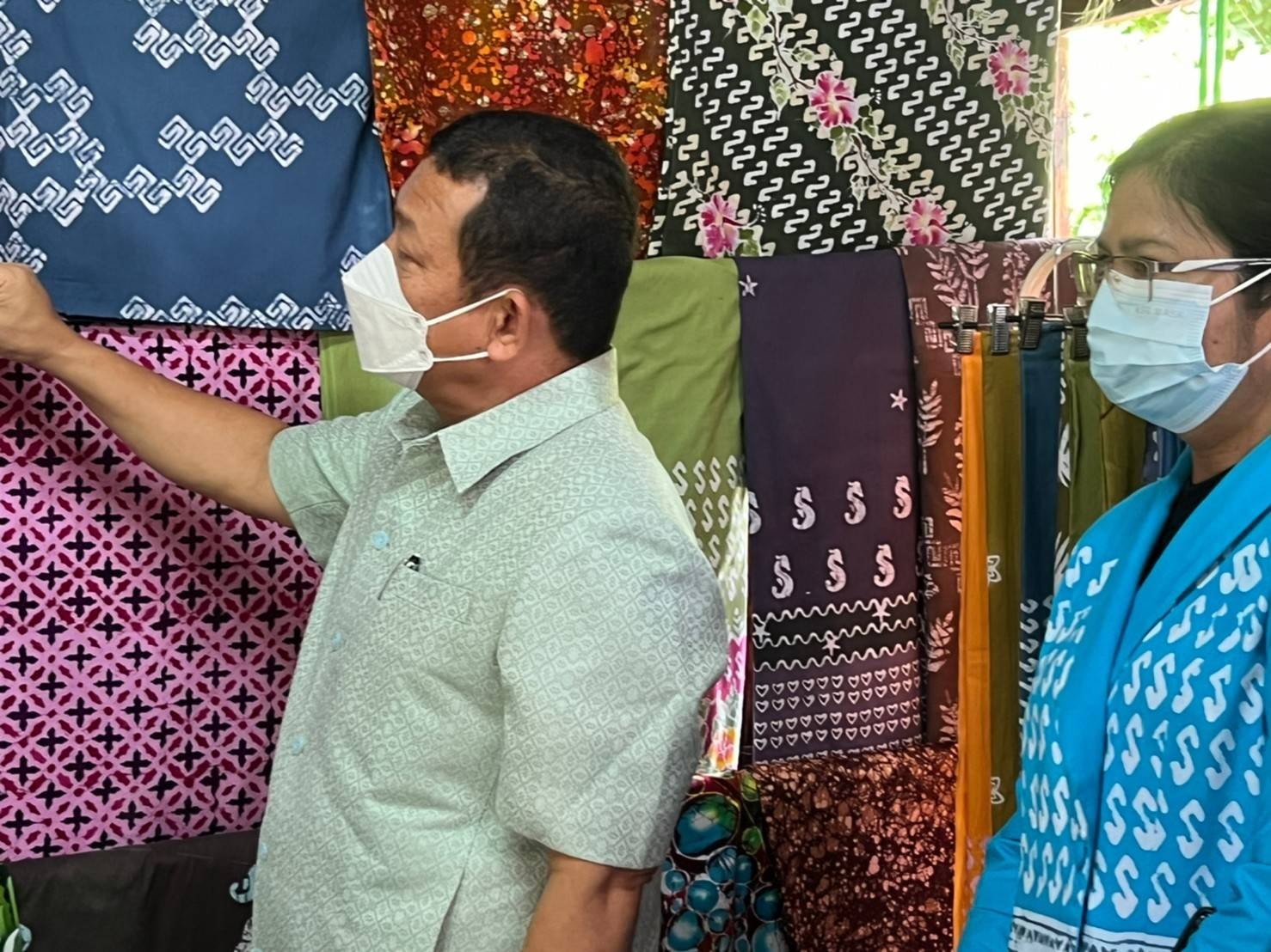 ผู้ตรวจราชการกรมการพัฒนาชุมชน เยี่ยมชมงานศิลปะวาดลายและการพิมพ์ลายบนผืนผ้า “กลุ่มยาริงบาติก” อำเภอยะหริ่ง