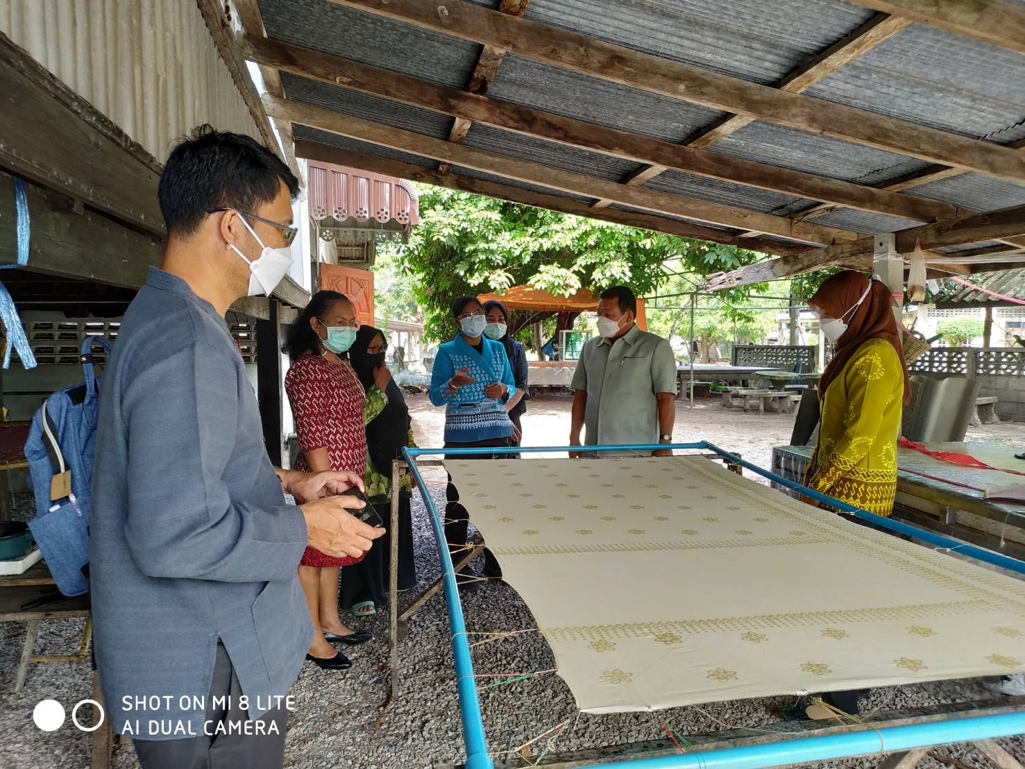 ผู้ตรวจราชการกรมการพัฒนาชุมชน เยี่ยมชมงานศิลปะวาดลายและการพิมพ์ลายบนผืนผ้า “กลุ่มยาริงบาติก” อำเภอยะหริ่ง