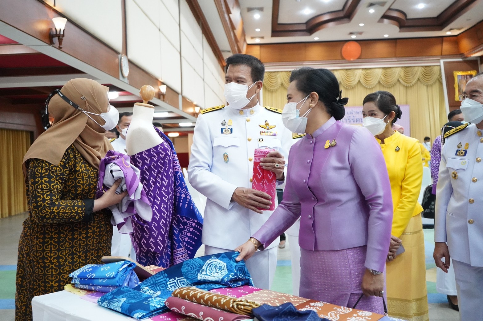 จังหวัดปัตตานี จัดพิธีมอบลายผ้าพระราชทานฯ ชื่อว่า “ผ้าขิดลายนารีรัตนราชกัญญา” พร้อมส่งเสริมทุกชุมชนสร้างสรรค์ผลิตภัณฑ์ผ้าและเครื่องแต่งกายสู่สากล