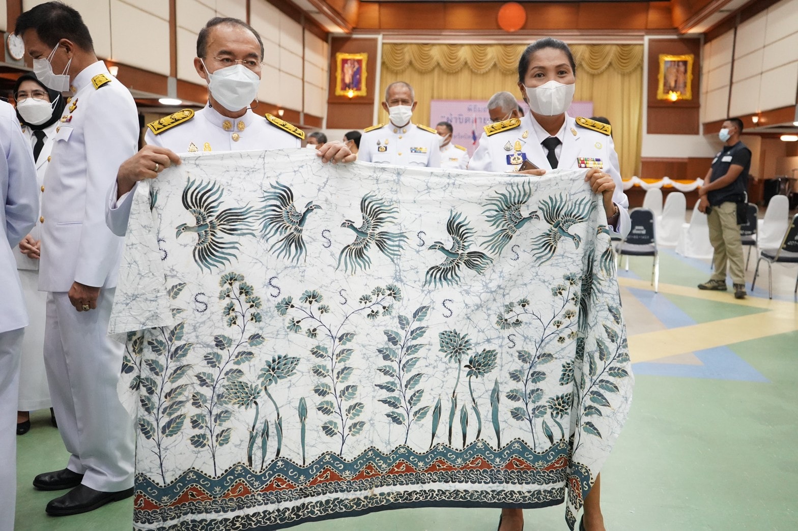 จังหวัดปัตตานี จัดพิธีมอบลายผ้าพระราชทานฯ ชื่อว่า “ผ้าขิดลายนารีรัตนราชกัญญา” พร้อมส่งเสริมทุกชุมชนสร้างสรรค์ผลิตภัณฑ์ผ้าและเครื่องแต่งกายสู่สากล