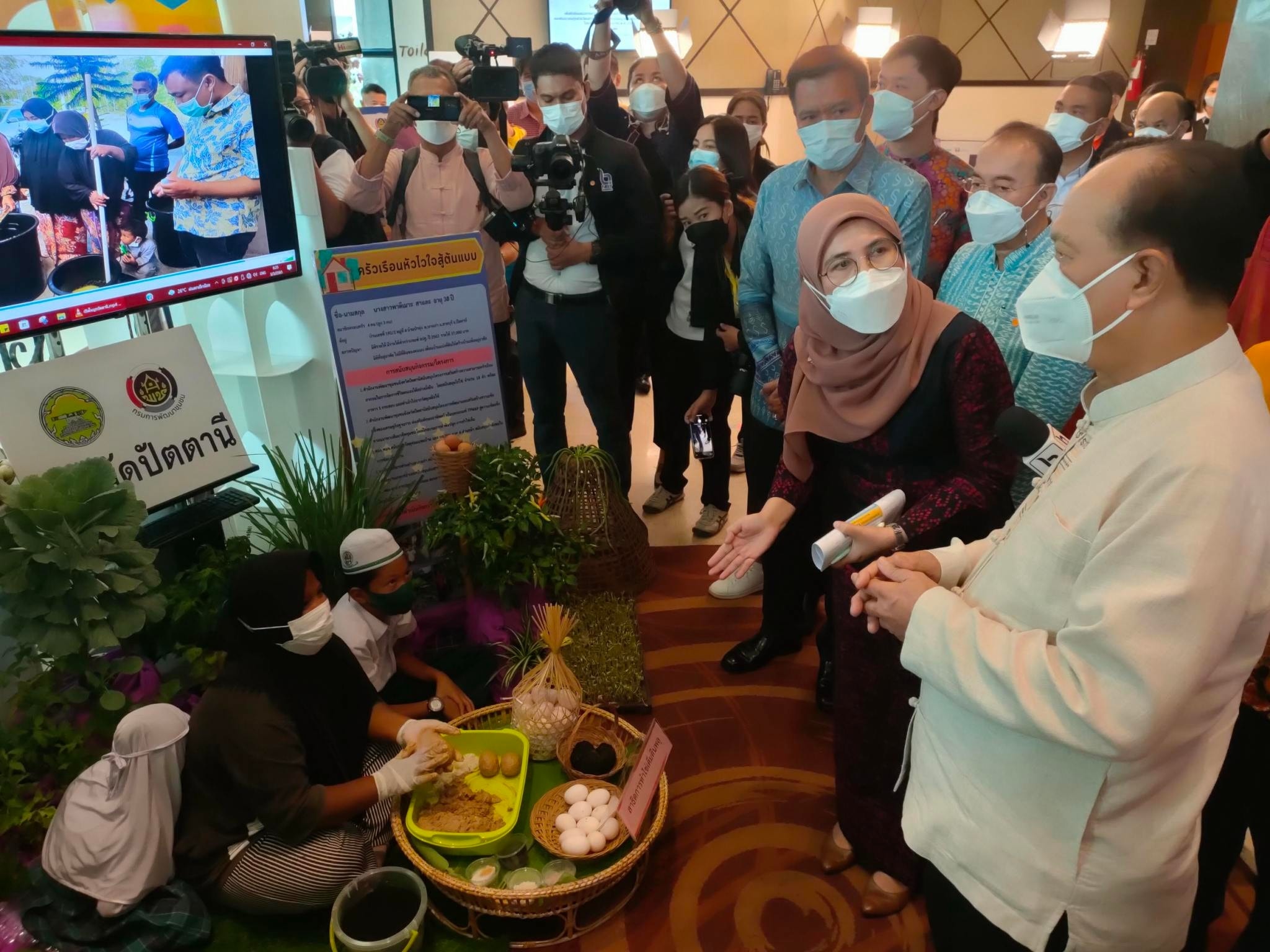พช.ปัตตานี นำเสนอผลสำเร็จการยกระดับรายได้ ตามกระบวนการ “ขจัดความยากจนและพัฒนาคนทุกช่วงวัยอย่างยั่งยืนตามหลักปรัชญาของเศรษฐกิจพอเพียง จังหวัดปัตตานี”