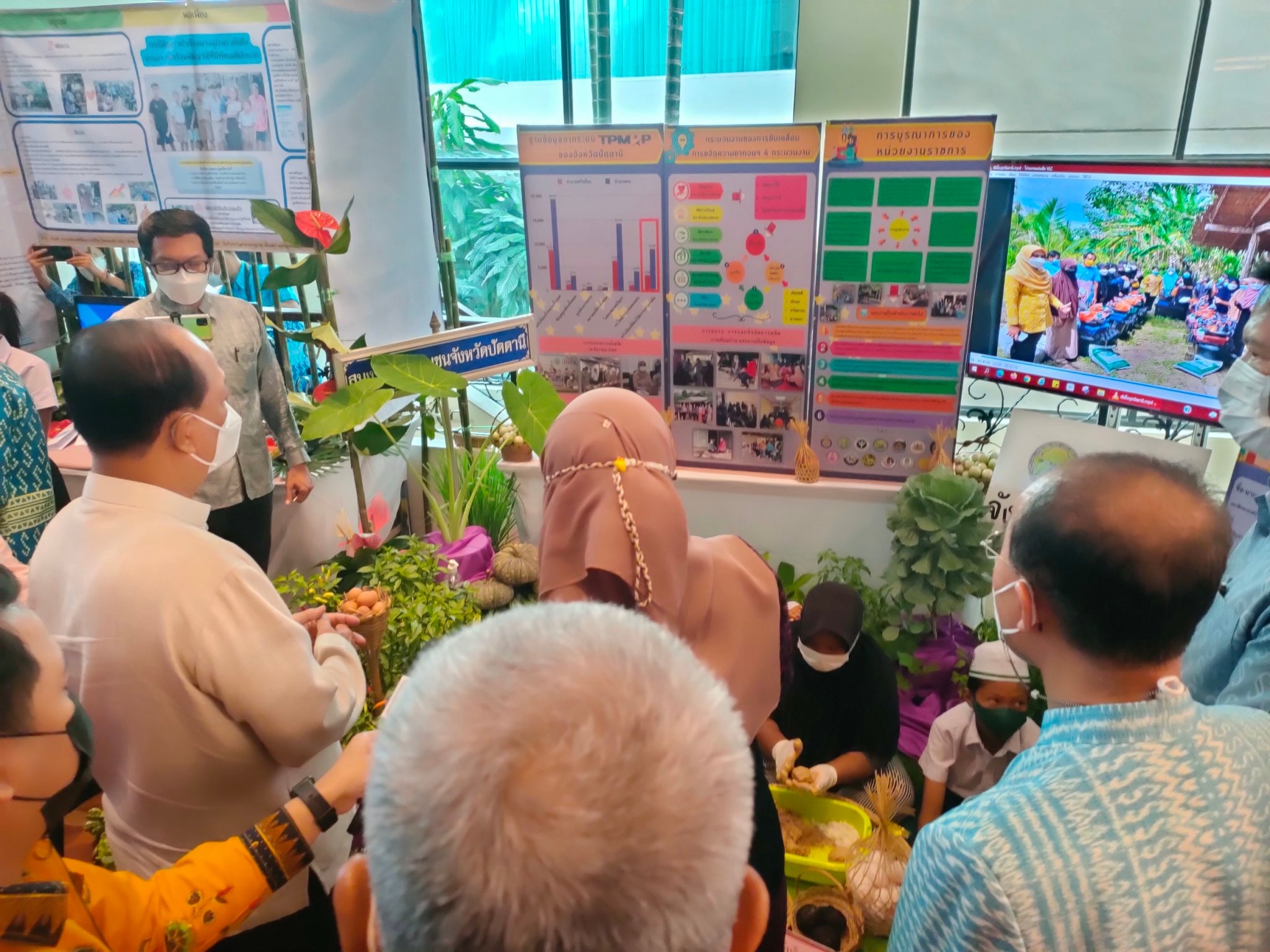 พช.ปัตตานี นำเสนอผลสำเร็จการยกระดับรายได้ ตามกระบวนการ “ขจัดความยากจนและพัฒนาคนทุกช่วงวัยอย่างยั่งยืนตามหลักปรัชญาของเศรษฐกิจพอเพียง จังหวัดปัตตานี”