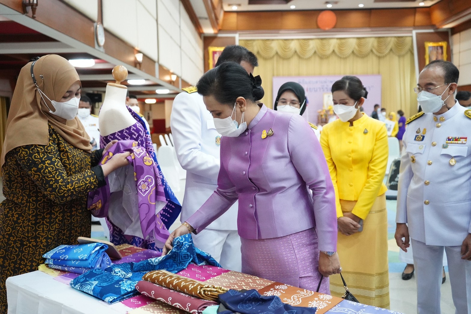 จังหวัดปัตตานี จัดพิธีมอบลายผ้าพระราชทานฯ ชื่อว่า “ผ้าขิดลายนารีรัตนราชกัญญา” พร้อมส่งเสริมทุกชุมชนสร้างสรรค์ผลิตภัณฑ์ผ้าและเครื่องแต่งกายสู่สากล