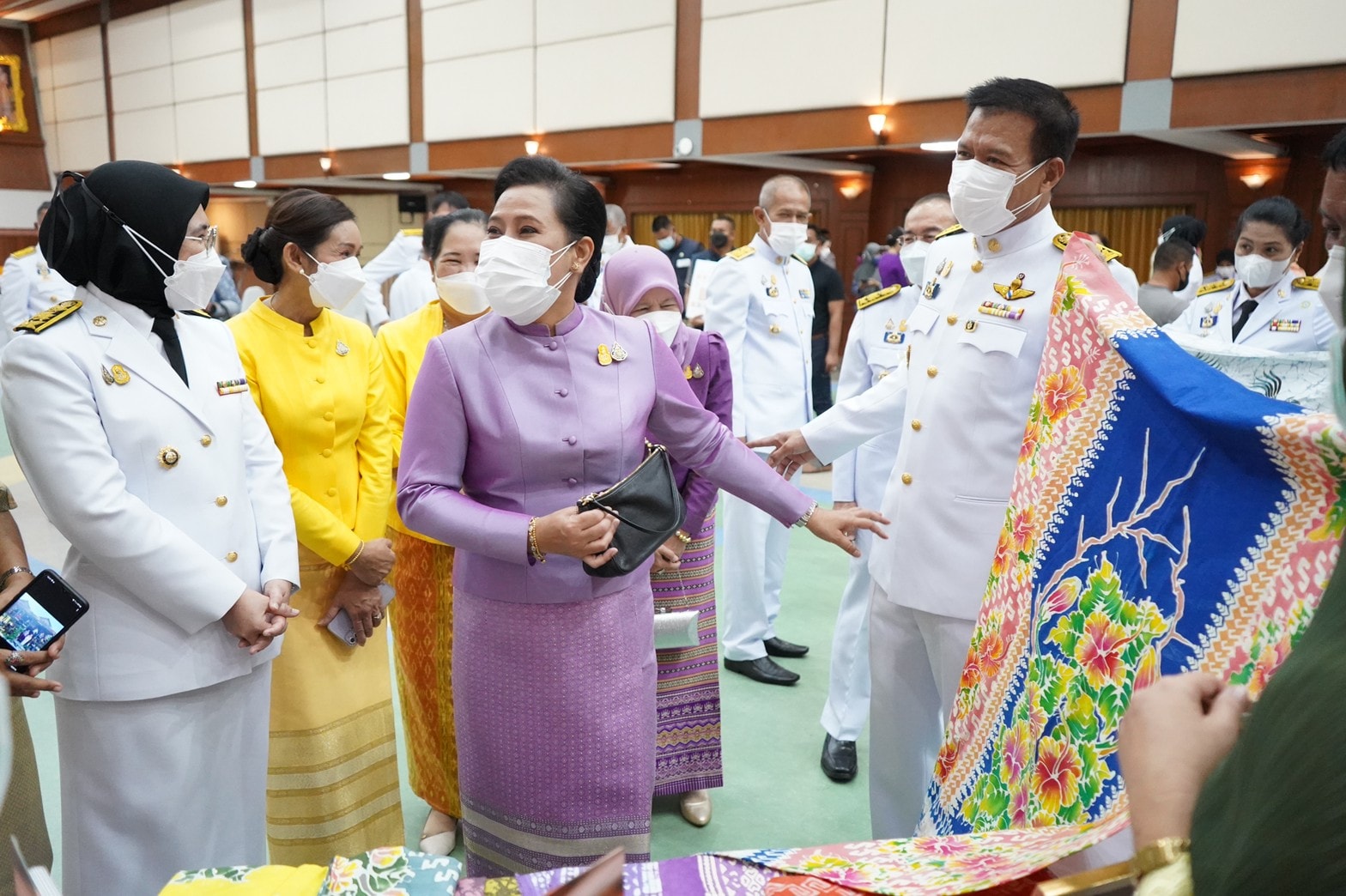 จังหวัดปัตตานี จัดพิธีมอบลายผ้าพระราชทานฯ ชื่อว่า “ผ้าขิดลายนารีรัตนราชกัญญา” พร้อมส่งเสริมทุกชุมชนสร้างสรรค์ผลิตภัณฑ์ผ้าและเครื่องแต่งกายสู่สากล