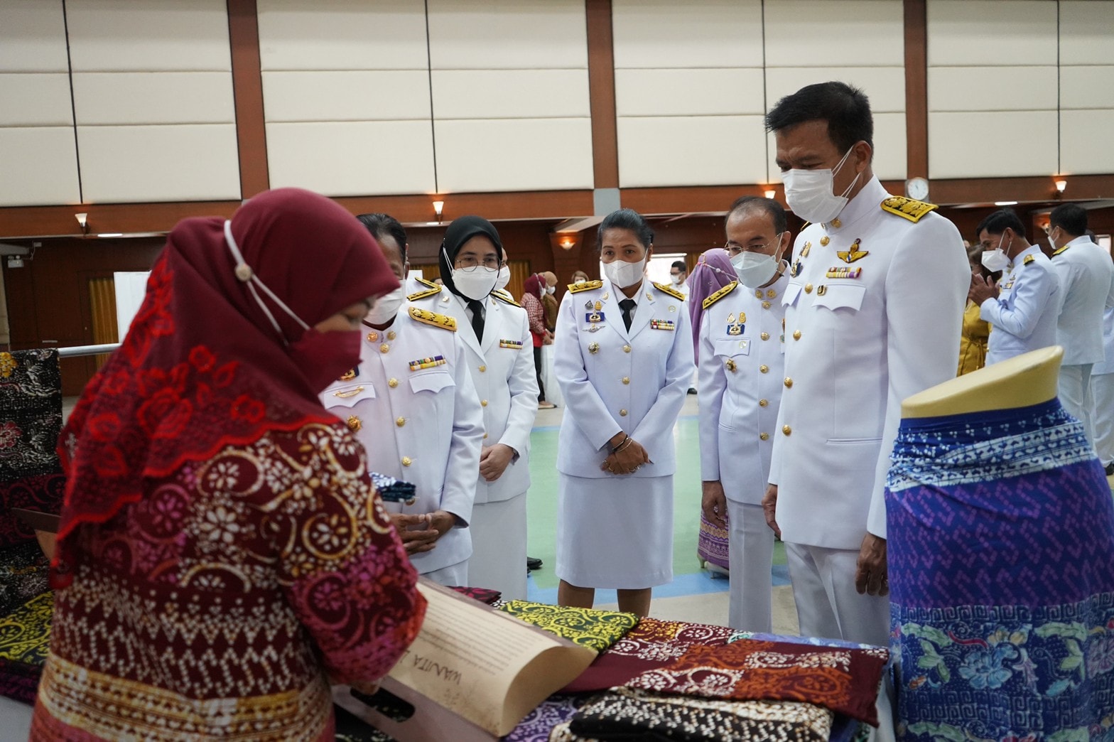 จังหวัดปัตตานี จัดพิธีมอบลายผ้าพระราชทานฯ ชื่อว่า “ผ้าขิดลายนารีรัตนราชกัญญา” พร้อมส่งเสริมทุกชุมชนสร้างสรรค์ผลิตภัณฑ์ผ้าและเครื่องแต่งกายสู่สากล