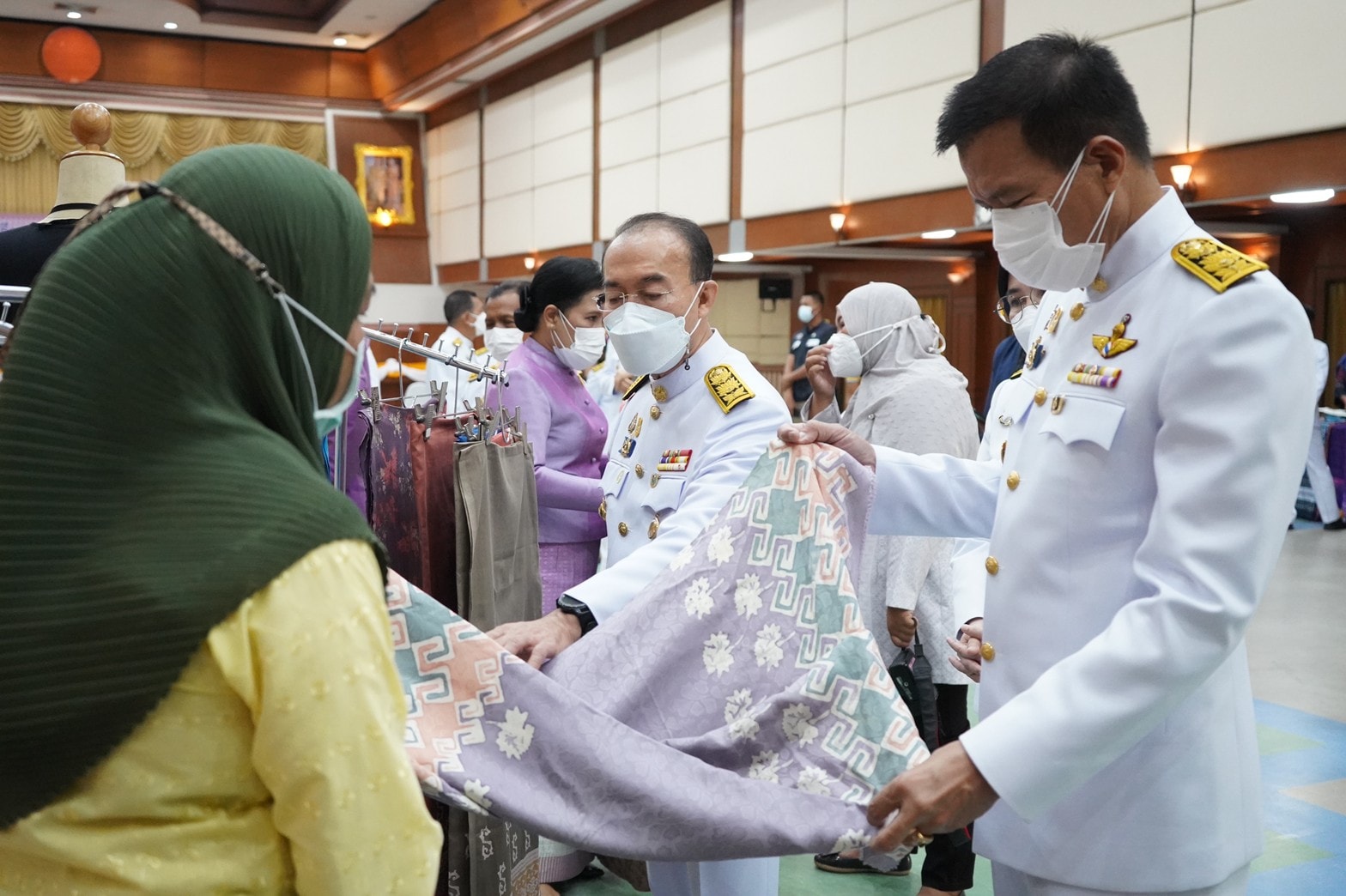 จังหวัดปัตตานี จัดพิธีมอบลายผ้าพระราชทานฯ ชื่อว่า “ผ้าขิดลายนารีรัตนราชกัญญา” พร้อมส่งเสริมทุกชุมชนสร้างสรรค์ผลิตภัณฑ์ผ้าและเครื่องแต่งกายสู่สากล