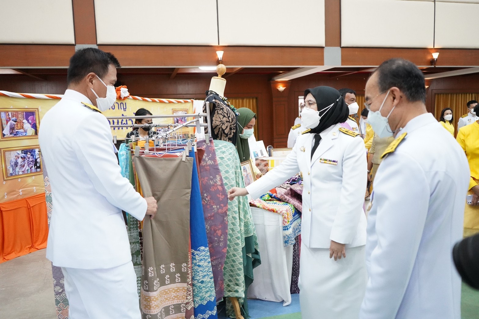 จังหวัดปัตตานี จัดพิธีมอบลายผ้าพระราชทานฯ ชื่อว่า “ผ้าขิดลายนารีรัตนราชกัญญา” พร้อมส่งเสริมทุกชุมชนสร้างสรรค์ผลิตภัณฑ์ผ้าและเครื่องแต่งกายสู่สากล