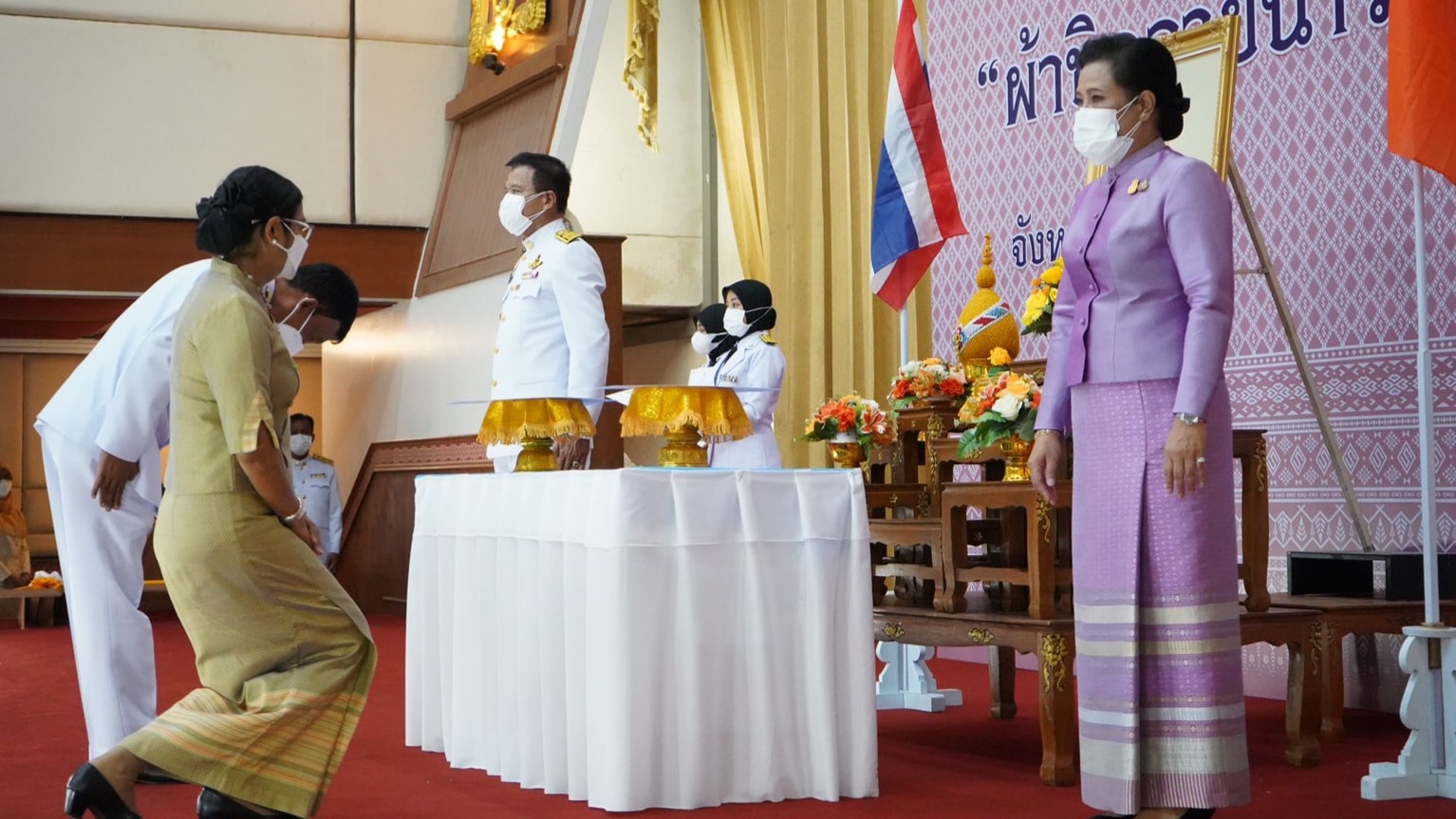 จังหวัดปัตตานี จัดพิธีมอบลายผ้าพระราชทานฯ ชื่อว่า “ผ้าขิดลายนารีรัตนราชกัญญา” พร้อมส่งเสริมทุกชุมชนสร้างสรรค์ผลิตภัณฑ์ผ้าและเครื่องแต่งกายสู่สากล