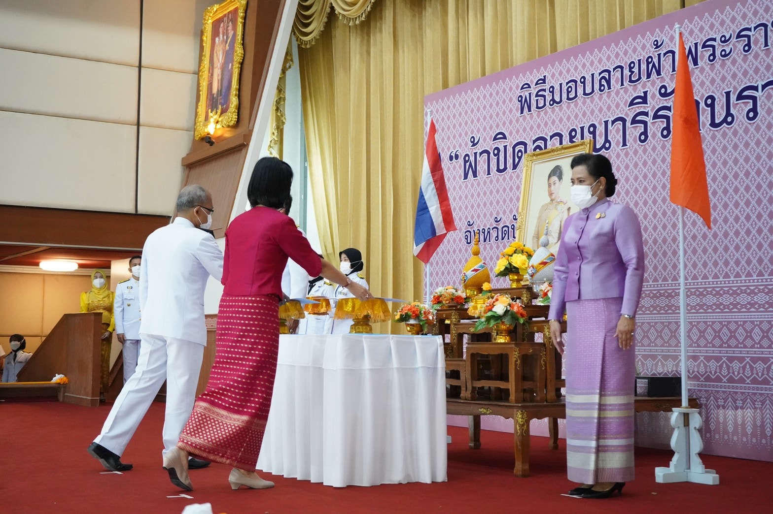 จังหวัดปัตตานี จัดพิธีมอบลายผ้าพระราชทานฯ ชื่อว่า “ผ้าขิดลายนารีรัตนราชกัญญา” พร้อมส่งเสริมทุกชุมชนสร้างสรรค์ผลิตภัณฑ์ผ้าและเครื่องแต่งกายสู่สากล
