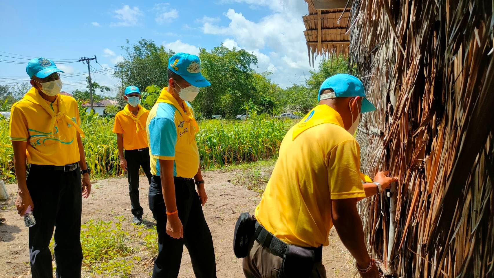 พช.ปัตตานี ลงพื้นที่เยี่ยมชมการดำเนินงานฟาร์มตัวอย่างในสมเด็จพระนางเจ้าสิริกิติ์ พระบรมราชินีนาถ ต้านภัยโควิด-19 บ้านแป้น อำเภอสายบุรี