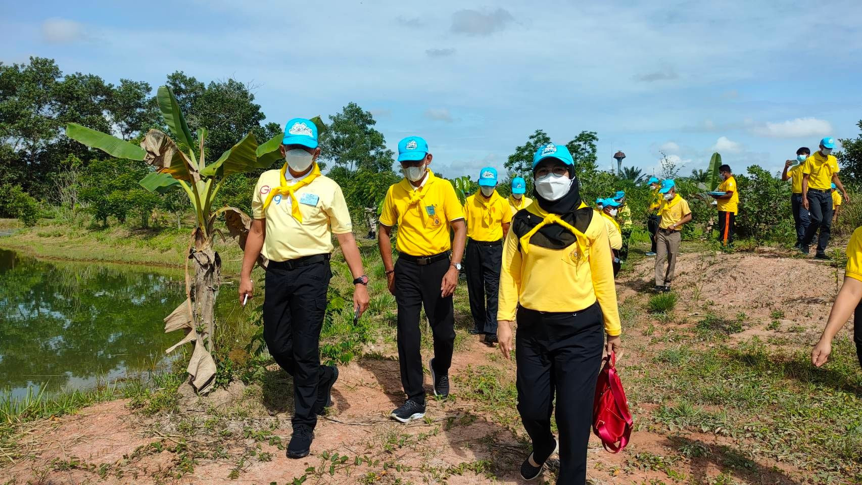 พช.ปัตตานี ลงพื้นที่เยี่ยมชมการดำเนินงานฟาร์มตัวอย่างในสมเด็จพระนางเจ้าสิริกิติ์ พระบรมราชินีนาถ ต้านภัยโควิด-19 อำเภอแม่ลาน และ อำเภอหนองจิก ปัตตานี