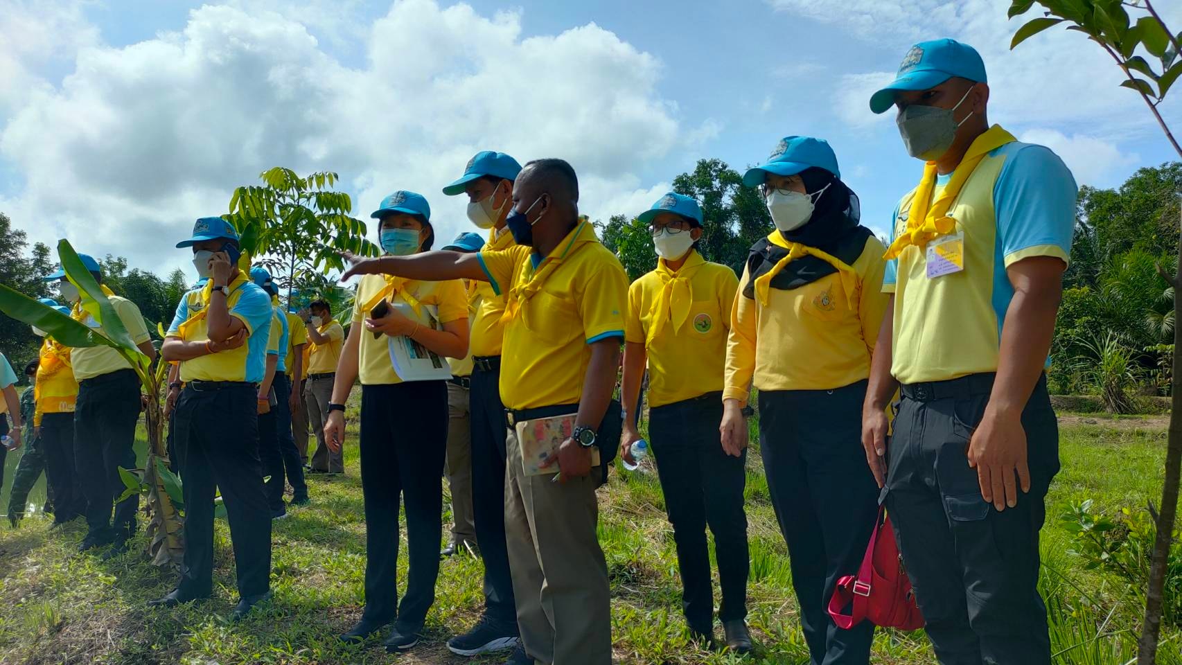 พช.ปัตตานี ลงพื้นที่เยี่ยมชมการดำเนินงานฟาร์มตัวอย่างในสมเด็จพระนางเจ้าสิริกิติ์ พระบรมราชินีนาถ ต้านภัยโควิด-19 อำเภอแม่ลาน และ อำเภอหนองจิก ปัตตานี