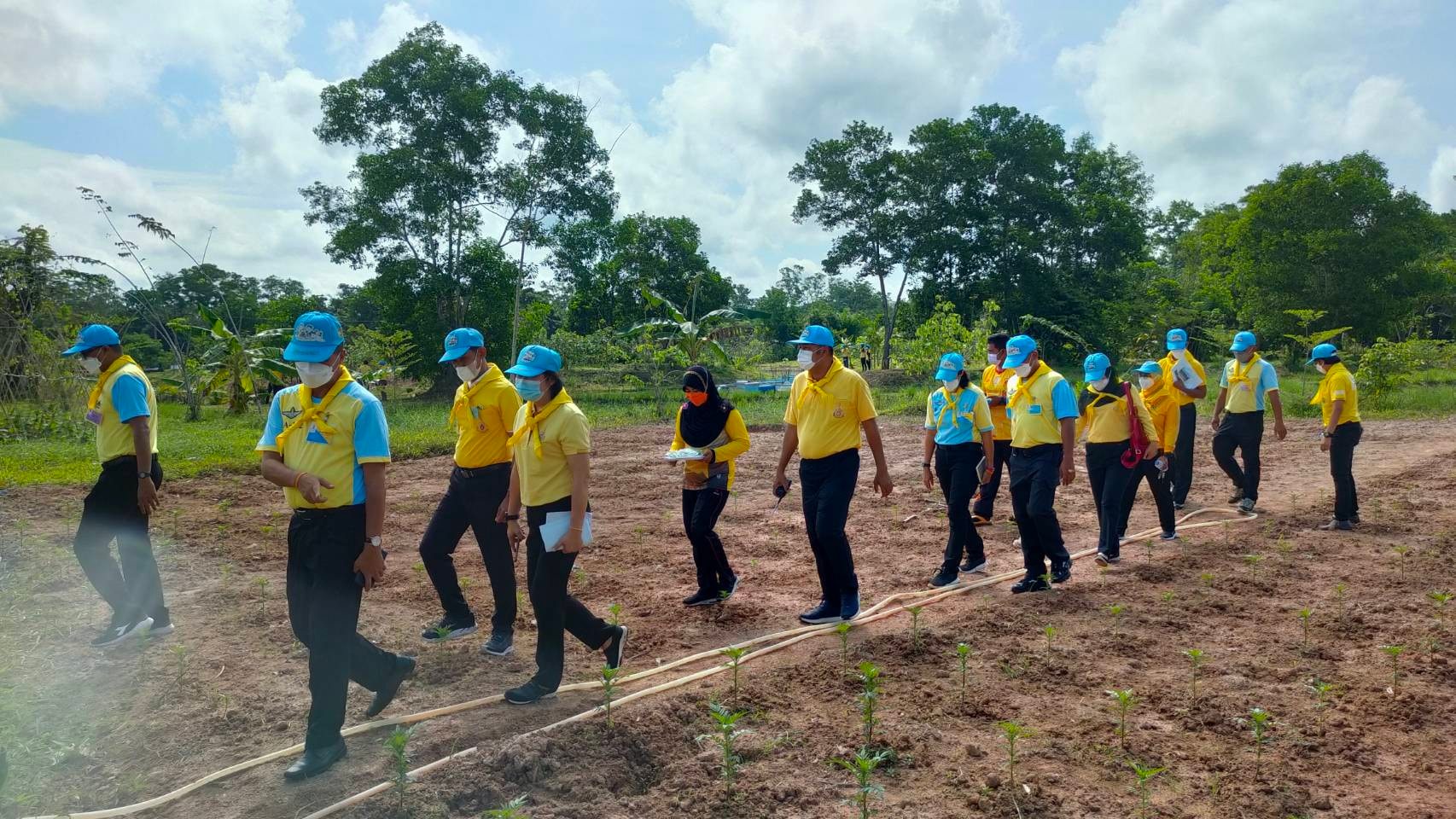 พช.ปัตตานี ลงพื้นที่เยี่ยมชมการดำเนินงานฟาร์มตัวอย่างในสมเด็จพระนางเจ้าสิริกิติ์ พระบรมราชินีนาถ ต้านภัยโควิด-19 อำเภอแม่ลาน และ อำเภอหนองจิก ปัตตานี