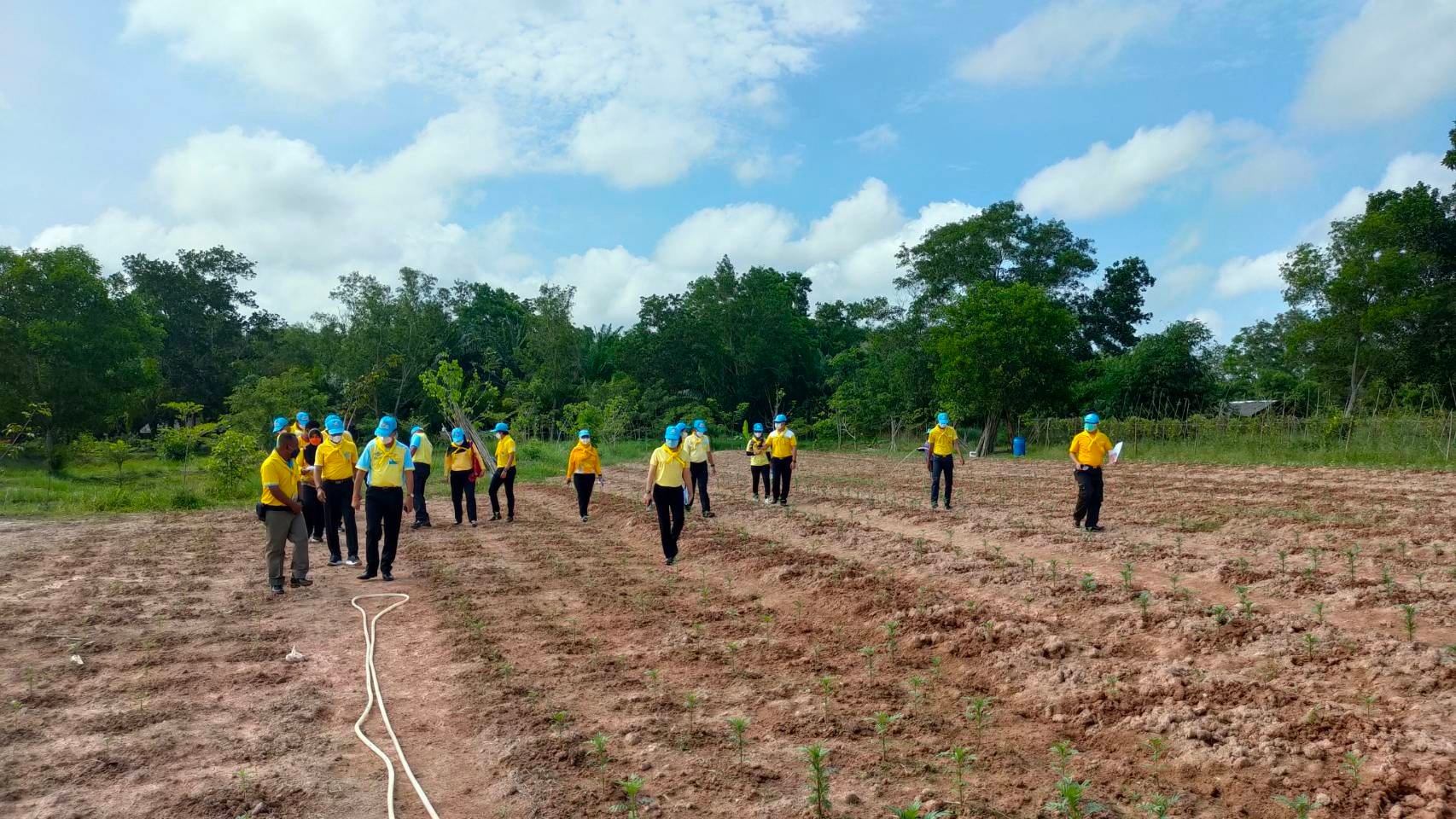 พช.ปัตตานี ลงพื้นที่เยี่ยมชมการดำเนินงานฟาร์มตัวอย่างในสมเด็จพระนางเจ้าสิริกิติ์ พระบรมราชินีนาถ ต้านภัยโควิด-19 อำเภอแม่ลาน และ อำเภอหนองจิก ปัตตานี