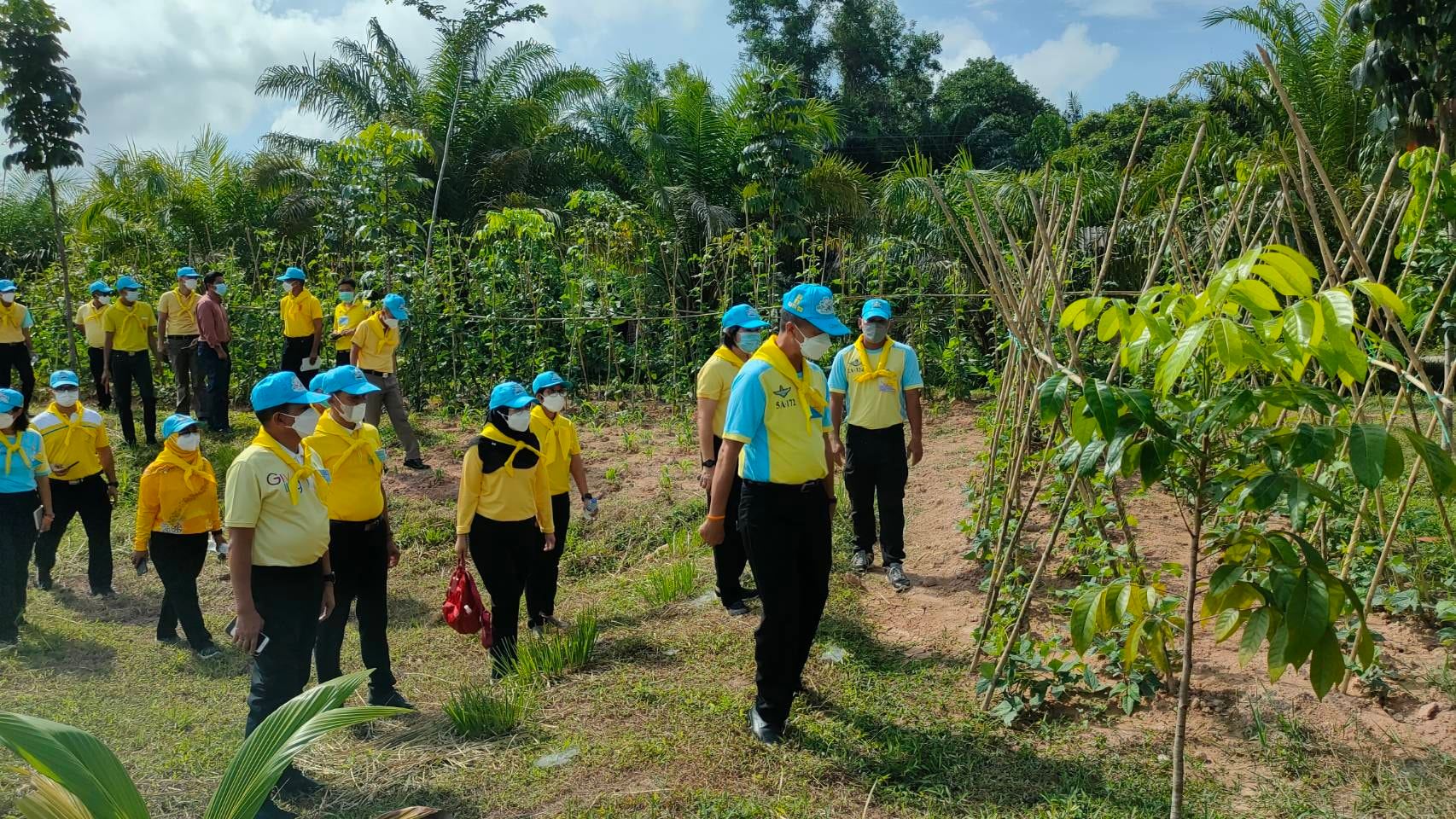 พช.ปัตตานี ลงพื้นที่เยี่ยมชมการดำเนินงานฟาร์มตัวอย่างในสมเด็จพระนางเจ้าสิริกิติ์ พระบรมราชินีนาถ ต้านภัยโควิด-19 อำเภอแม่ลาน และ อำเภอหนองจิก ปัตตานี