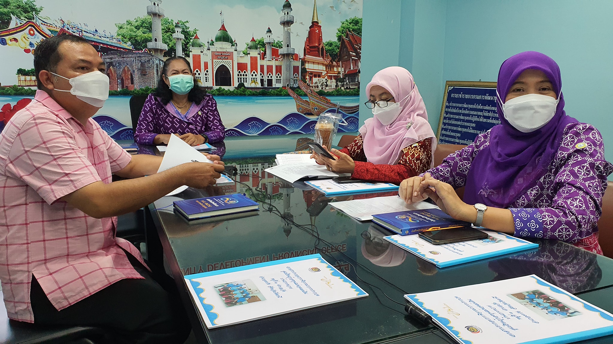 พช.ปัตตานี ค้นหา “กองทุนแม่ของแผ่นดินดีเด่นระดับจังหวัด” ผลักดันเป็นต้นแบบสร้างความเข้มแข็งโดยชุมชนเพื่อต่อต้านยาเสพติด