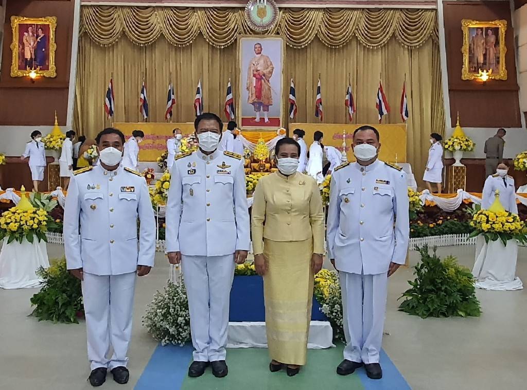 พช.ปัตตานี ร่วมพิธีวางพานพุ่มดอกไม้ถวายราชสักการะ เนื่องในวันพระบาทสมเด็จพระพุทธยอดฟ้าจุฬาโลกมหาราช และวันที่ระลึกมหาจักรีบรมราชวงศ์