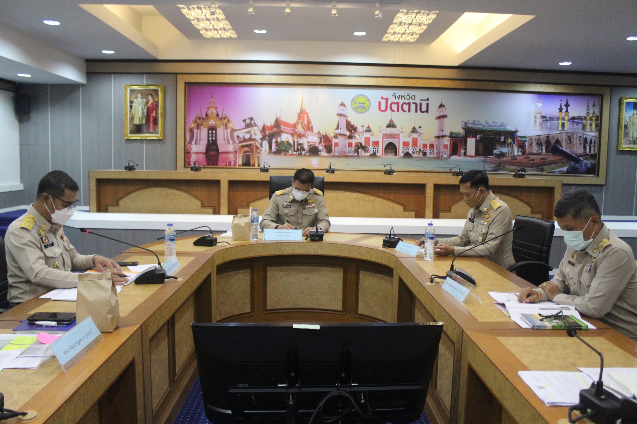 พช.ปัตตานี ชี้แจงแนวทางขจัดความยากจนและพัฒนาคนทุกช่วงวัยอย่างยั่งยืนตามหลักปรัชญาของเศรษฐกิจพอเพียง บูรณาการ อปท. ร่วมหาทางออกครัวเรือนยากจน โดยใช้หลัก 4ท. คือ ทัศนคติ ทักษะ ทรัพยากรและทางออก