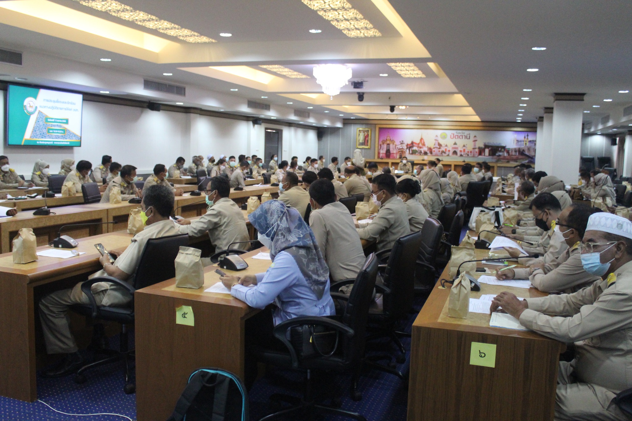 พช.ปัตตานี ชี้แจงแนวทางขจัดความยากจนและพัฒนาคนทุกช่วงวัยอย่างยั่งยืนตามหลักปรัชญาของเศรษฐกิจพอเพียง บูรณาการ อปท. ร่วมหาทางออกครัวเรือนยากจน โดยใช้หลัก 4ท. คือ ทัศนคติ ทักษะ ทรัพยากรและทางออก