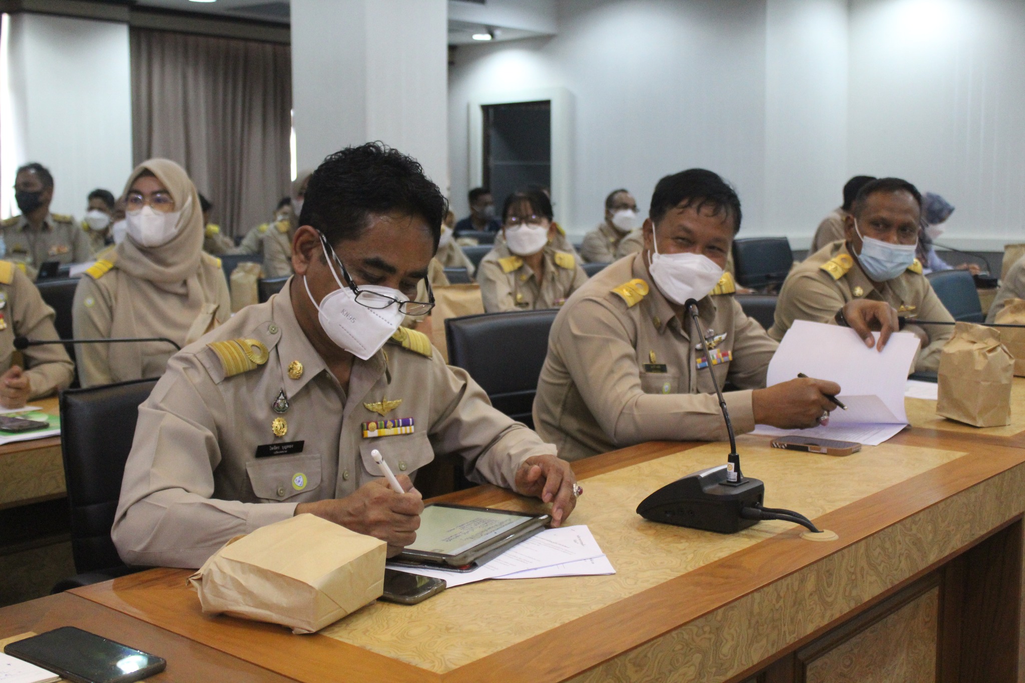 พช.ปัตตานี ชี้แจงแนวทางขจัดความยากจนและพัฒนาคนทุกช่วงวัยอย่างยั่งยืนตามหลักปรัชญาของเศรษฐกิจพอเพียง บูรณาการ อปท. ร่วมหาทางออกครัวเรือนยากจน โดยใช้หลัก 4ท. คือ ทัศนคติ ทักษะ ทรัพยากรและทางออก