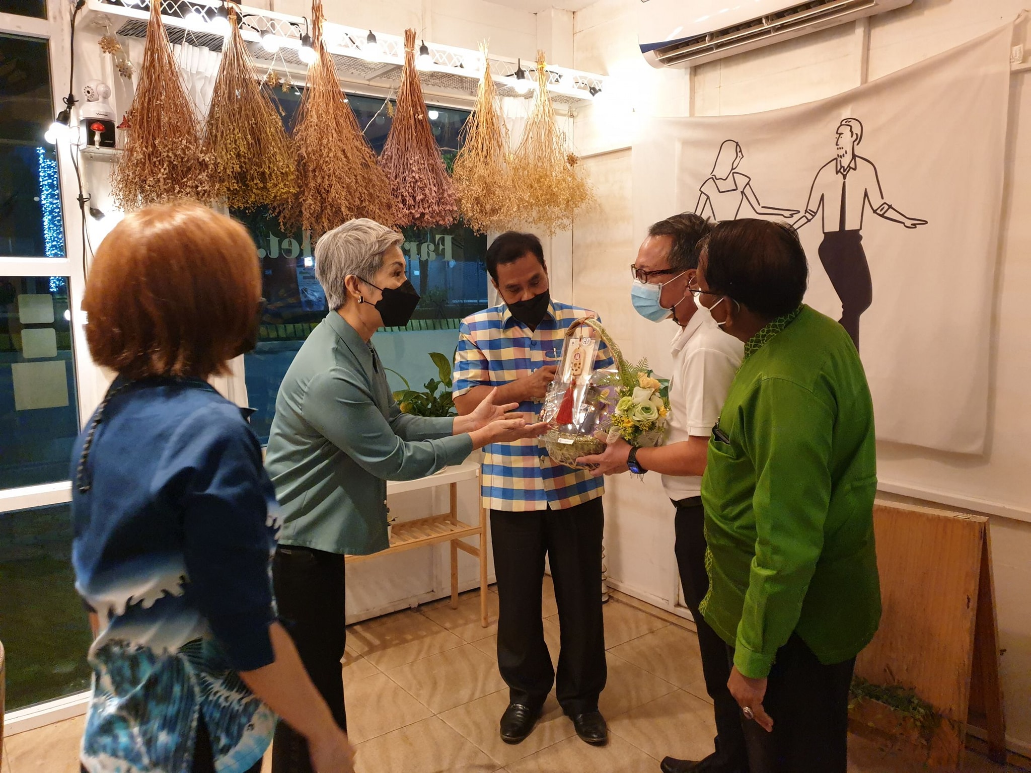 ผู้ว่าฯ ปัตตานี สั่งจับมือ พช.+บริษัทประชารัฐฯ ใช้การตลาดสมัยใหม่ พัฒนา OTOP สร้างกระแสความนิยมผลิตภัณฑ์เด่นในพื้นที่