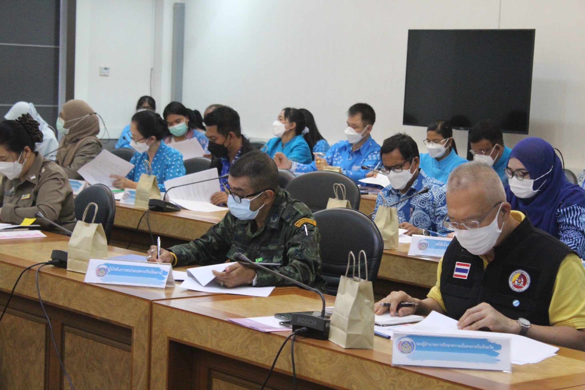 ผู้ว่าฯ ปัตตานี กำชับหน่วยงานทุกระดับร่วมแก้ไขปัญหาความยากจนรายครัวเรือนแบบพุ่งเป้าและตรงสภาพปัญหา