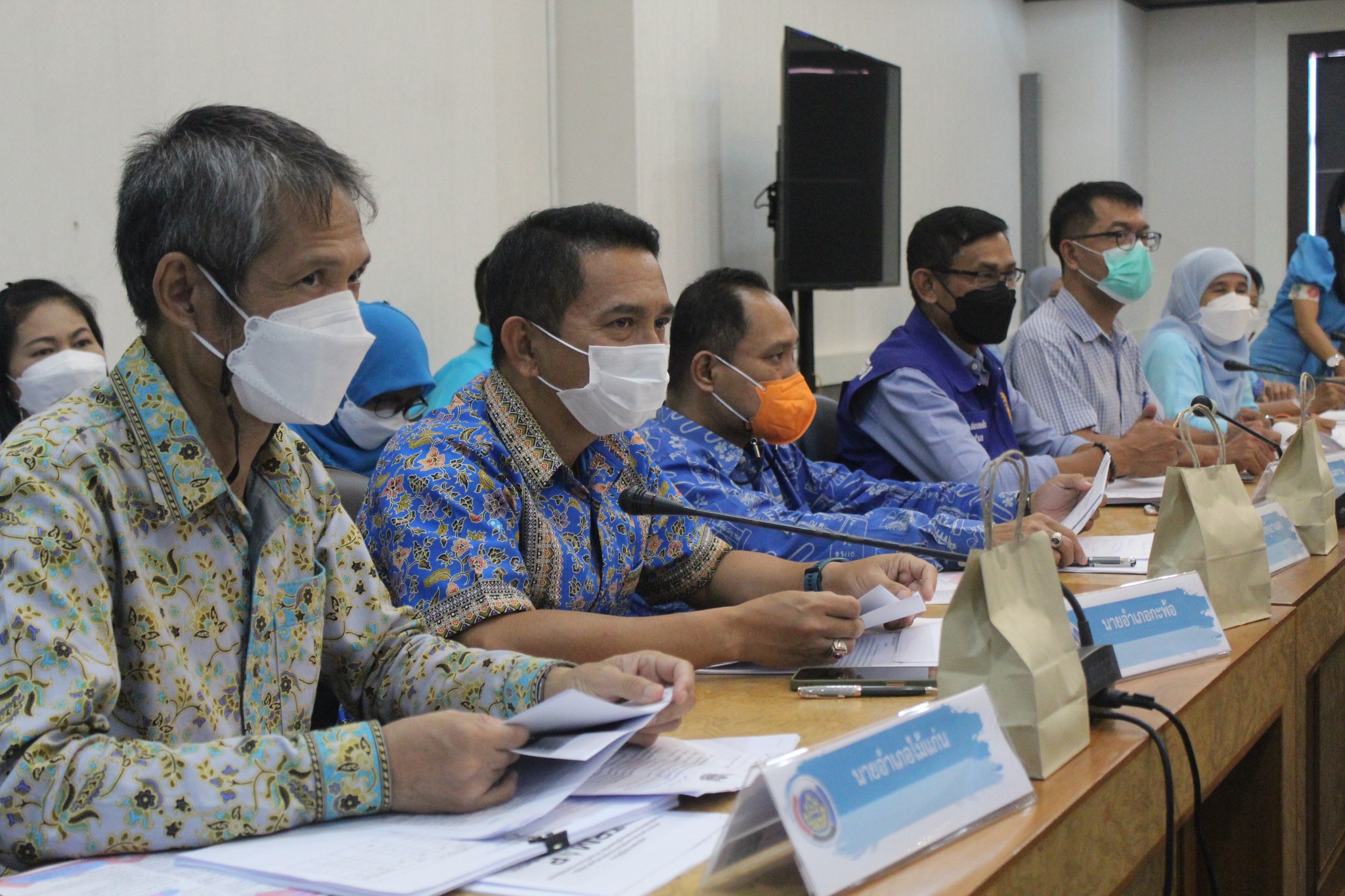 ผู้ว่าฯ ปัตตานี กำชับหน่วยงานทุกระดับร่วมแก้ไขปัญหาความยากจนรายครัวเรือนแบบพุ่งเป้าและตรงสภาพปัญหา