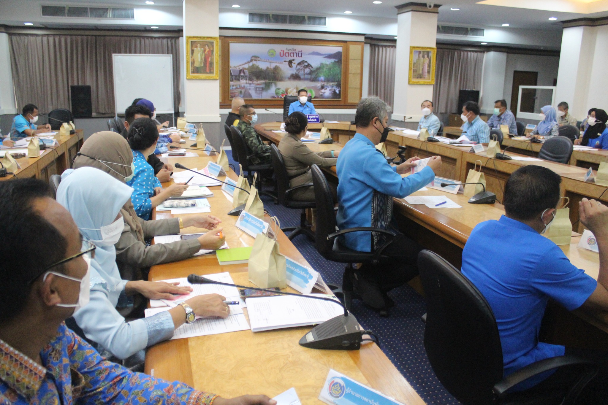 ผู้ว่าฯ ปัตตานี กำชับหน่วยงานทุกระดับร่วมแก้ไขปัญหาความยากจนรายครัวเรือนแบบพุ่งเป้าและตรงสภาพปัญหา