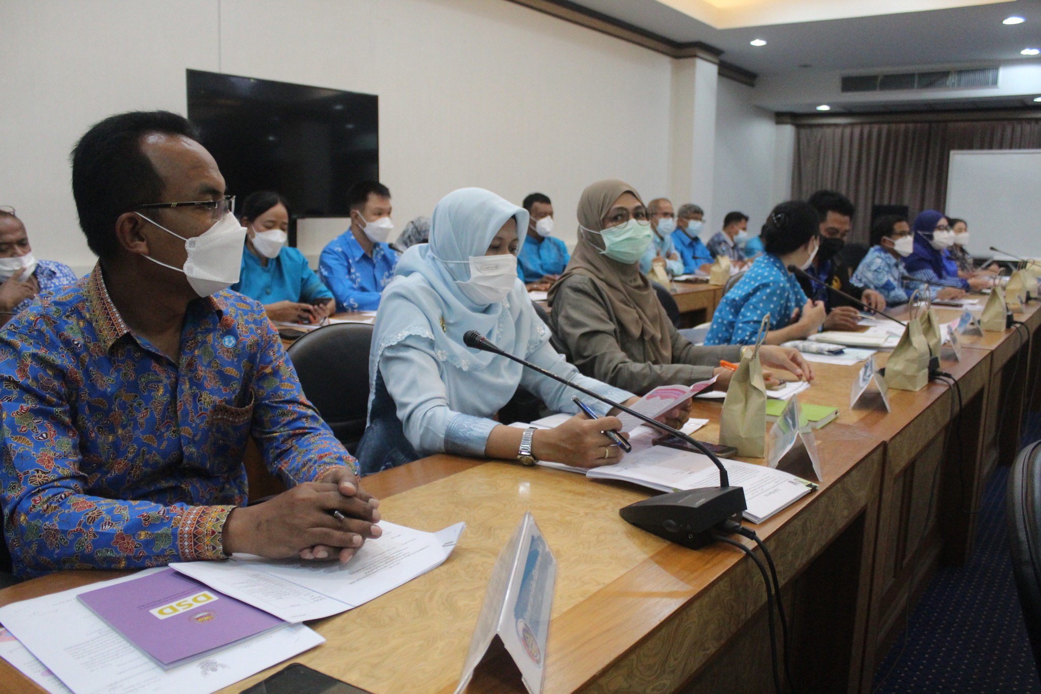 ผู้ว่าฯ ปัตตานี กำชับหน่วยงานทุกระดับร่วมแก้ไขปัญหาความยากจนรายครัวเรือนแบบพุ่งเป้าและตรงสภาพปัญหา