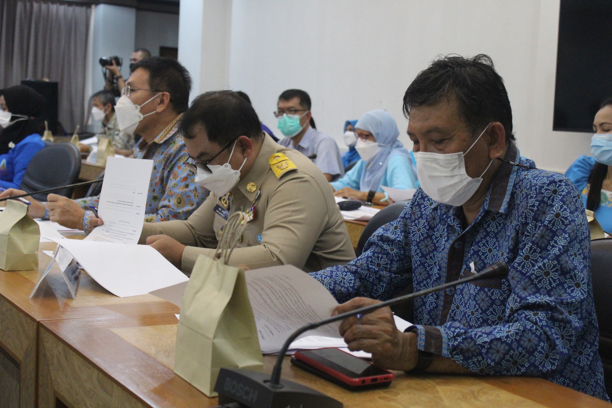 ผู้ว่าฯ ปัตตานี กำชับหน่วยงานทุกระดับร่วมแก้ไขปัญหาความยากจนรายครัวเรือนแบบพุ่งเป้าและตรงสภาพปัญหา