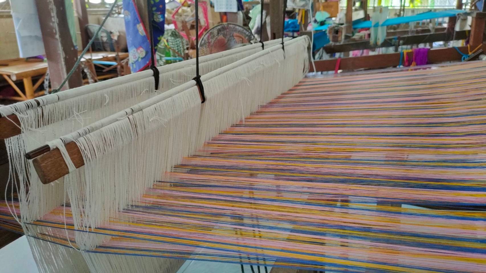 พจ.ปัตตานี ลงพื้นที่เยี่ยมชมกลุ่มทอผ้า ศูนย์ศิลปาชีพบ้านตรัง อำเภอมายอ จังหวัดปัตตานี