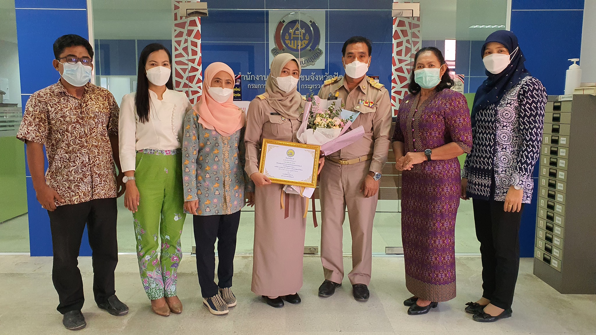 นายธีรวิทย์ กู้เกียรติ พัฒนาการจังหวัดปัตตานี และเจ้าหน้าพัฒนาชุมชน มอบช่อดอกไม้แสดงความยินดี