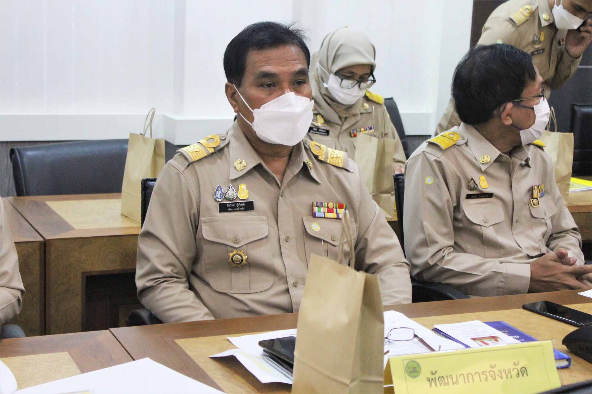 ผู้ว่าฯ ปัตตานี มอบเกียรติบัตร “ข้าราชการพลเรือนดีเด่นของจังหวัดปัตตานี” ประจำปี 2564